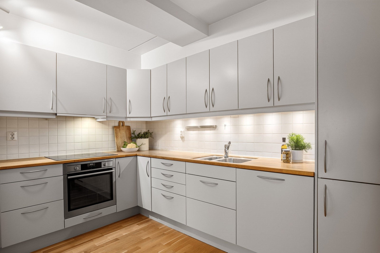 Velutstyrt kjøkken med integrerte hvitevarer Galleribilde