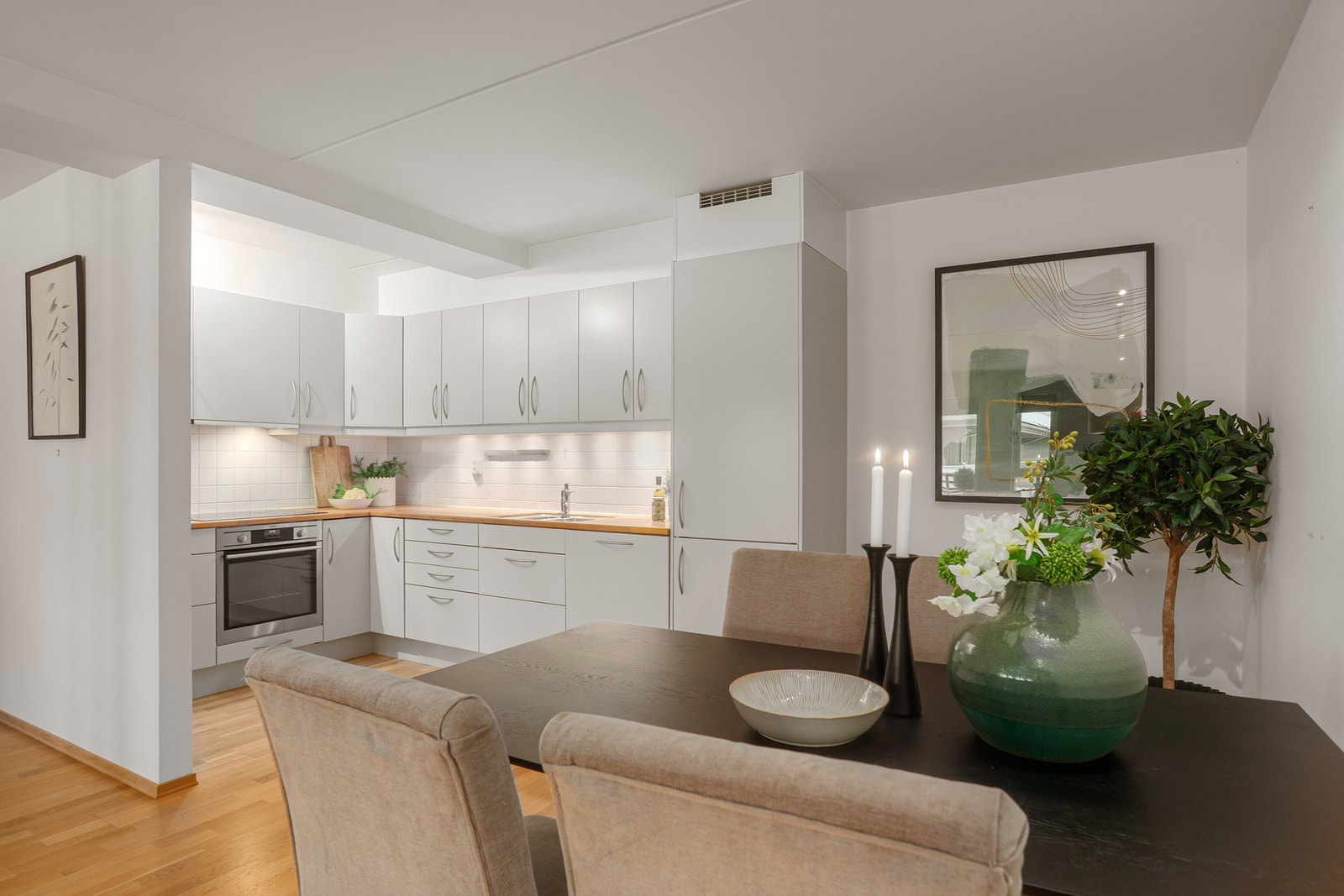 Kjøkken med integrerte hvitevarer Galleribilde