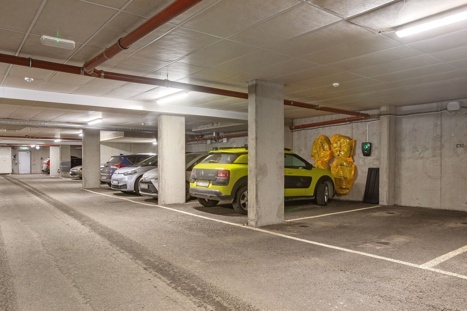 Det er en garasjeplass i felles garasjekjeller Galleribilde