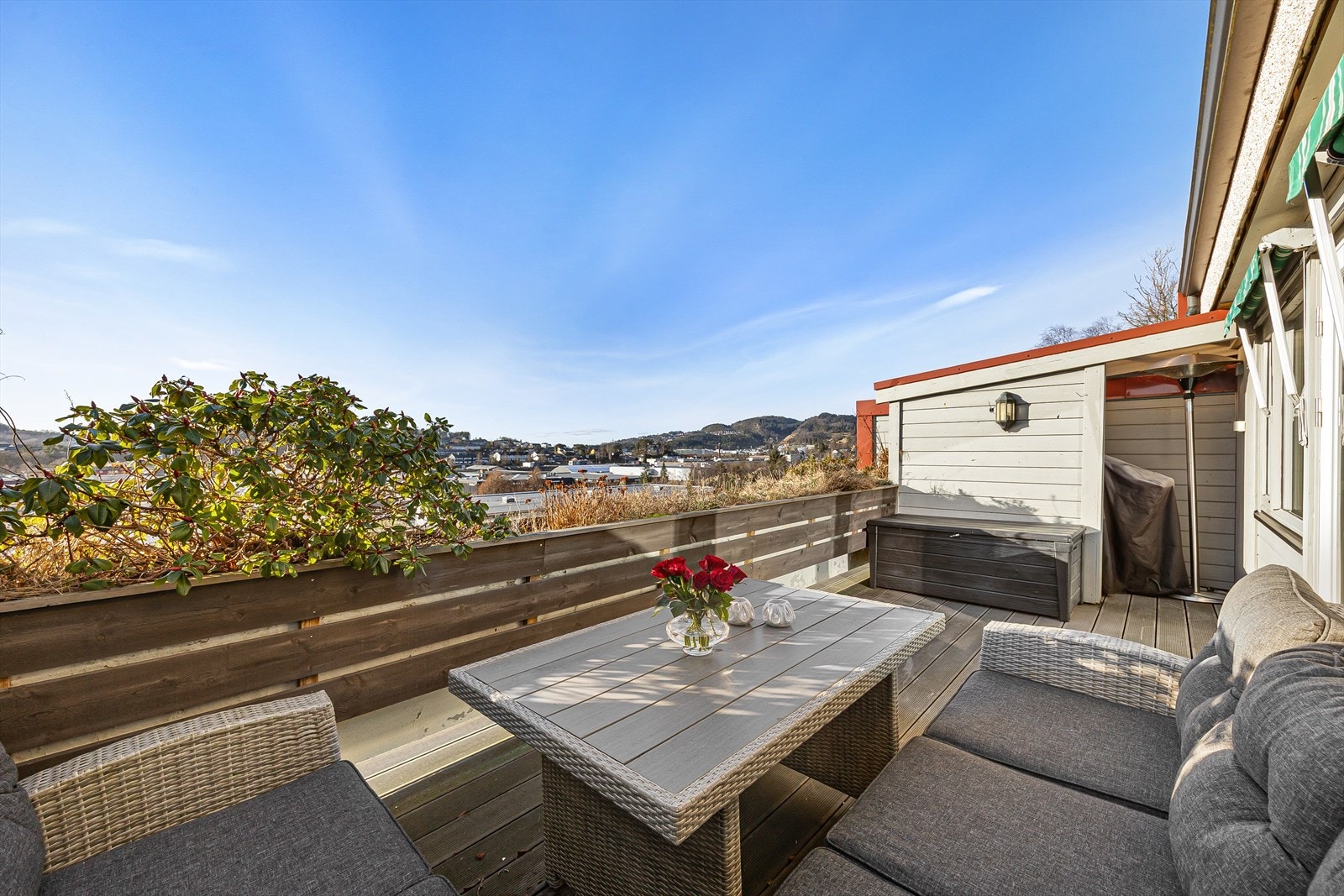 Leiligheten ble vesentlig oppusset i 2020 og holder en gjennomgående god standard med tidsrike kvaliteter og fargevalg. Galleribilde