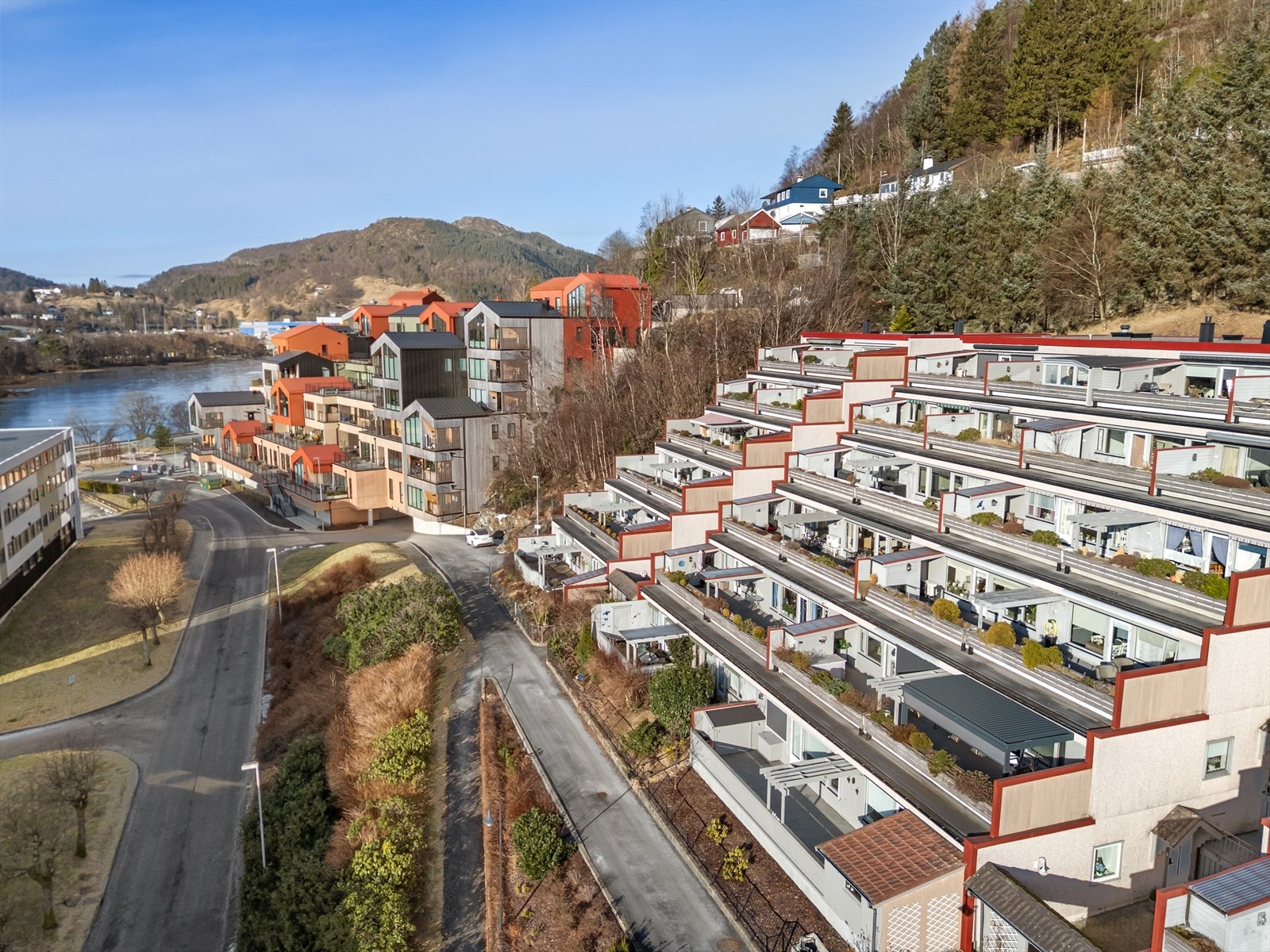 Leiligheten ligger i øverste inngangsplan med enkel adkomst fra baksiden med trappefri adkomst. Blokken er vendt mot sørvest med meget gode solforhold fra morgen til kveld. Galleribilde