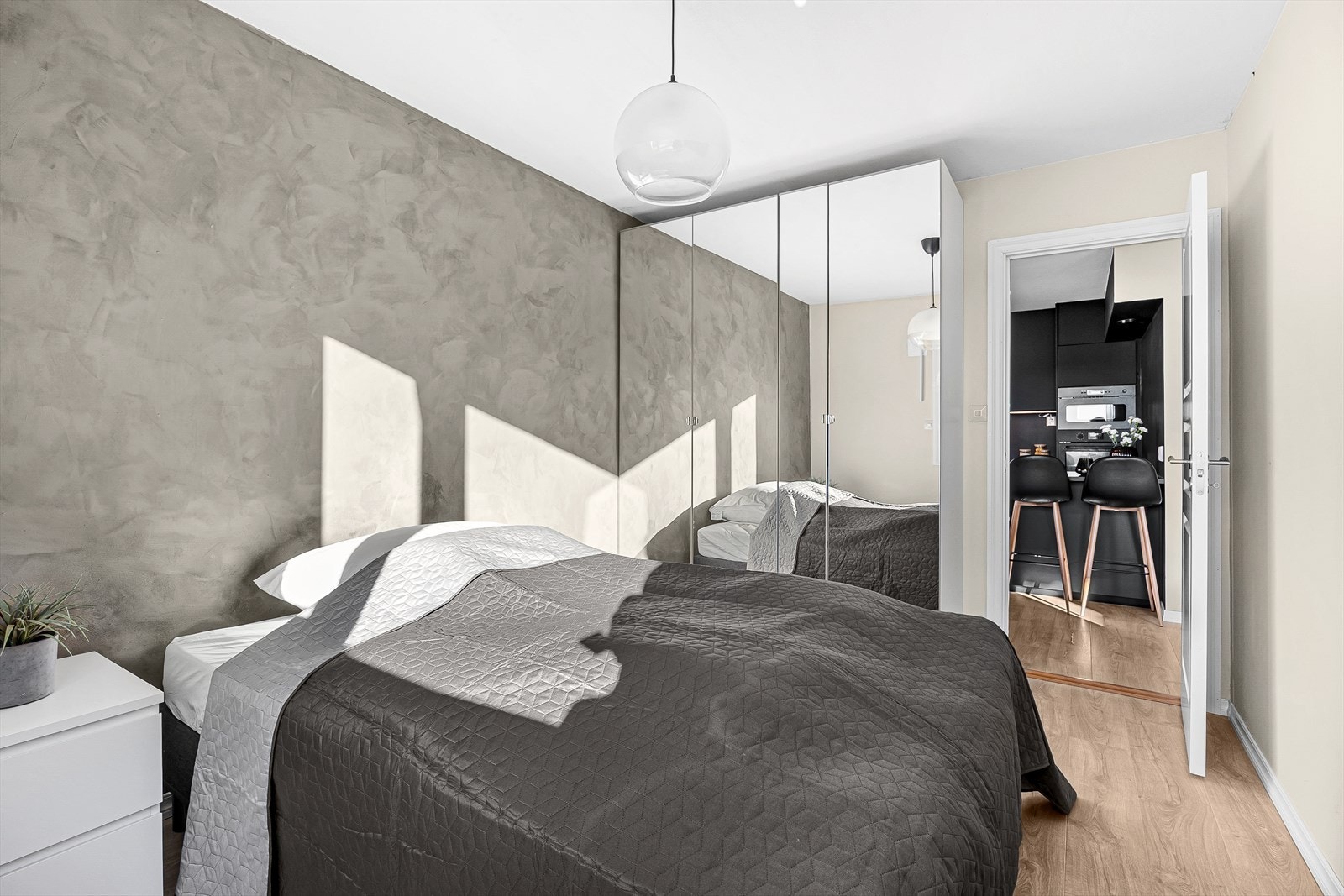 Her har du god plass til dobbeltseng, stor garderobe, nattbord og diverse møblement. Galleribilde