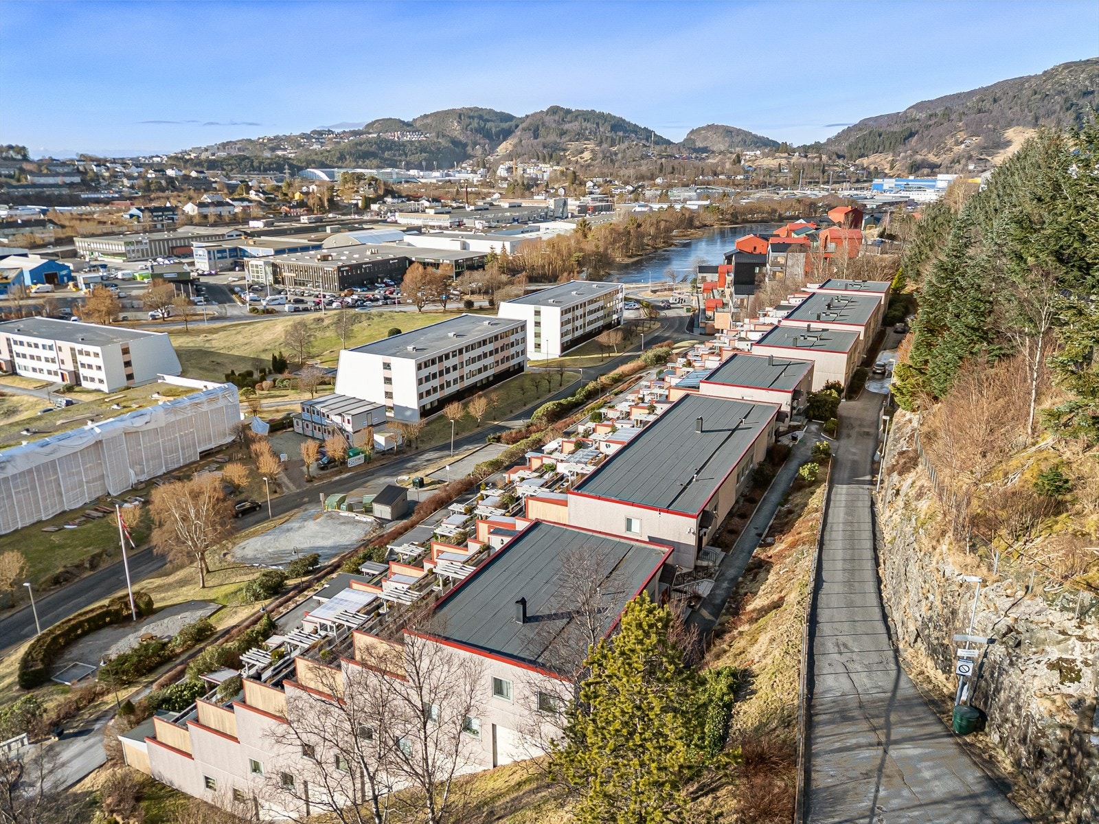 Fine turmuligheter en liten spasertur unna. Gangveien rundt Liavannet er en populær sløyfe for de enkleste turene. Galleribilde