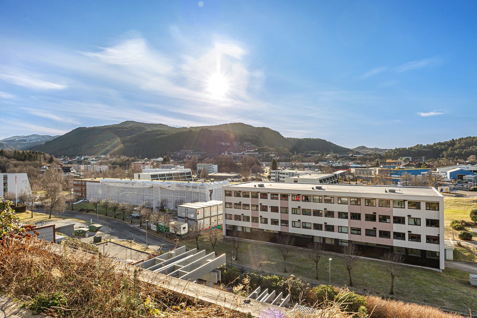 Meget god bussdekning med hyppige avganger, dagligvarebutikk like ved, samt Åsane Storsenter, Horisont, Gullgruven og Ikea kun en kort kjøretur unna. Galleribilde