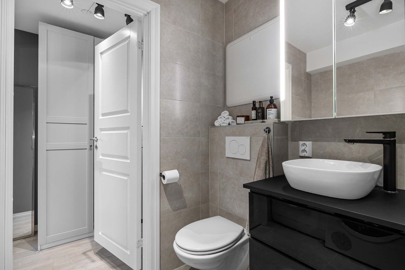 Pent og tidløst helfliset bad med varme i gulvet. Galleribilde