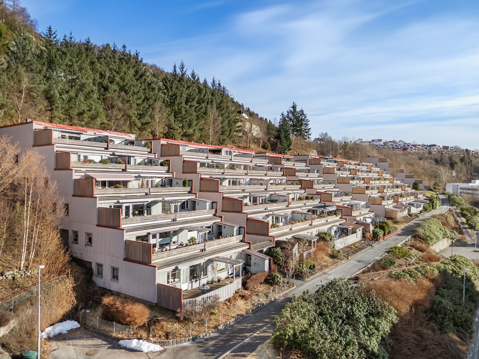 Leiligheten ligger i et veletablert borettslag ved Flaktveit, sentralt til i Åsane. Fra boligen er det korte avstander til de fleste fasiliteter. Galleribilde