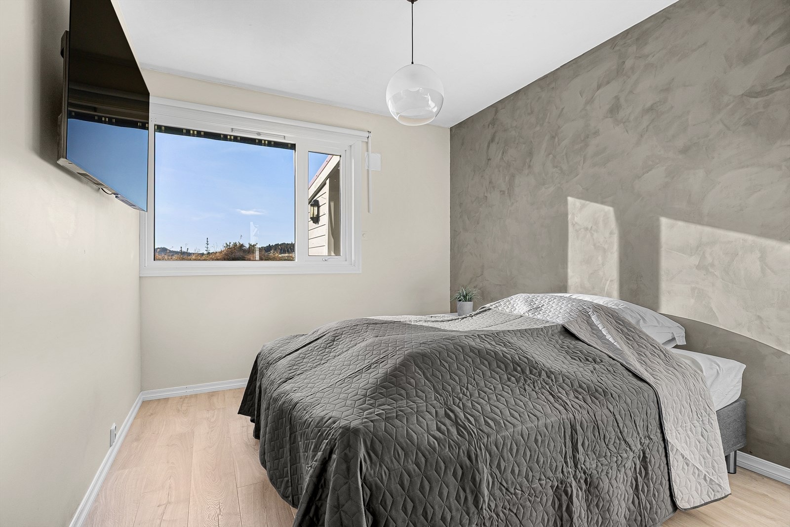 Romslig soverom malt i tidsriktige farger. Galleribilde