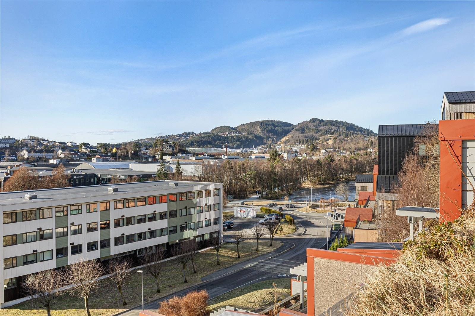 Fra boligen er det korte avstander til de fleste fasiliteter. Galleribilde