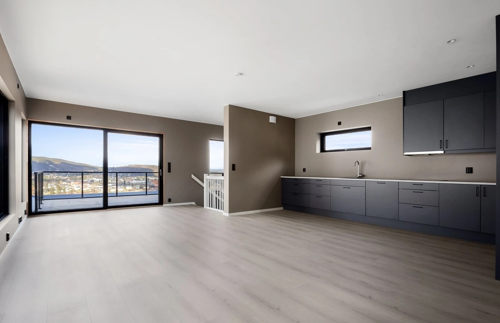 Stor spiseplass med flott utsikt Galleribilde