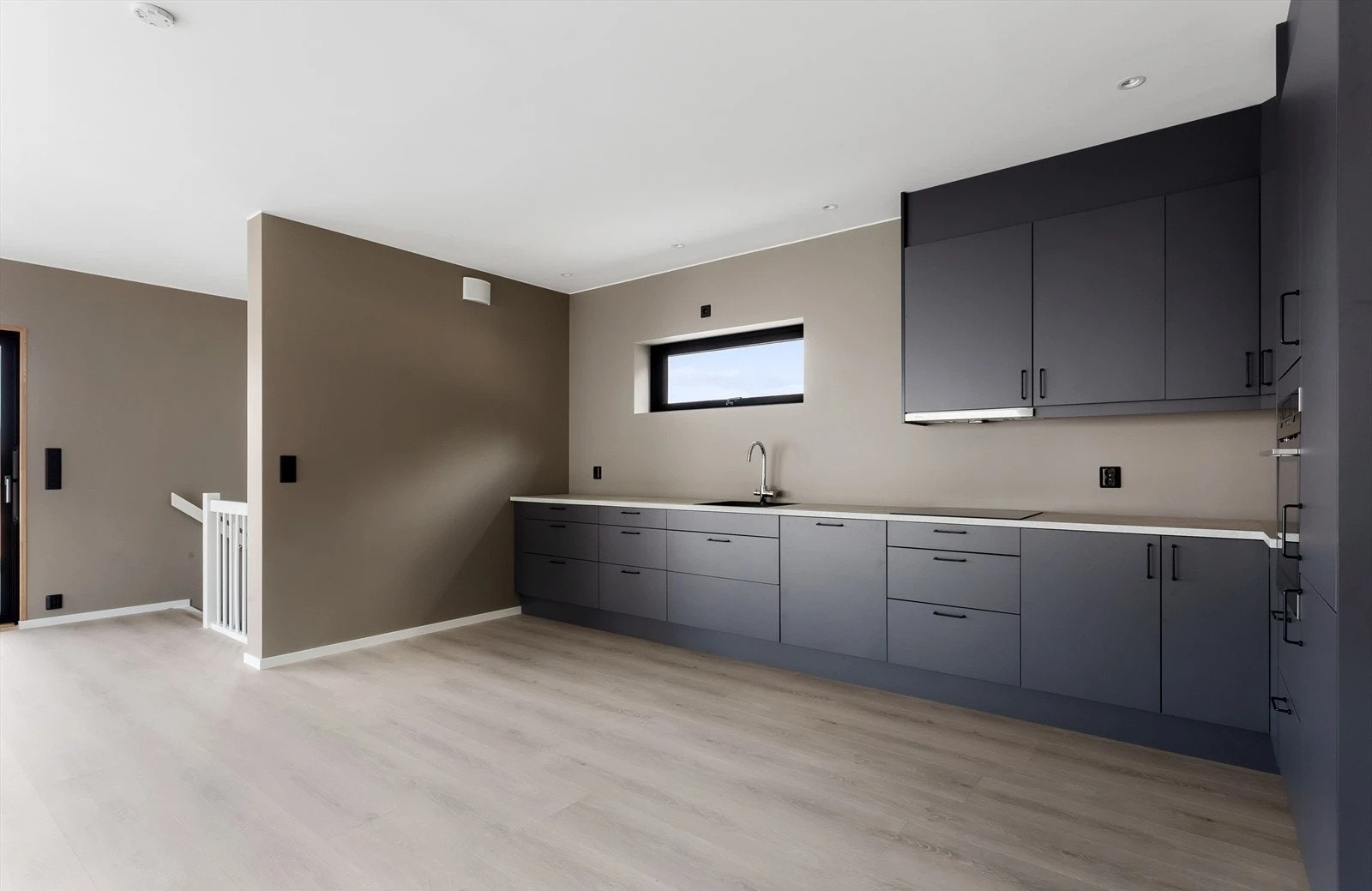 Kjøkken med integrerte hvitevarer inkludert i leien Galleribilde