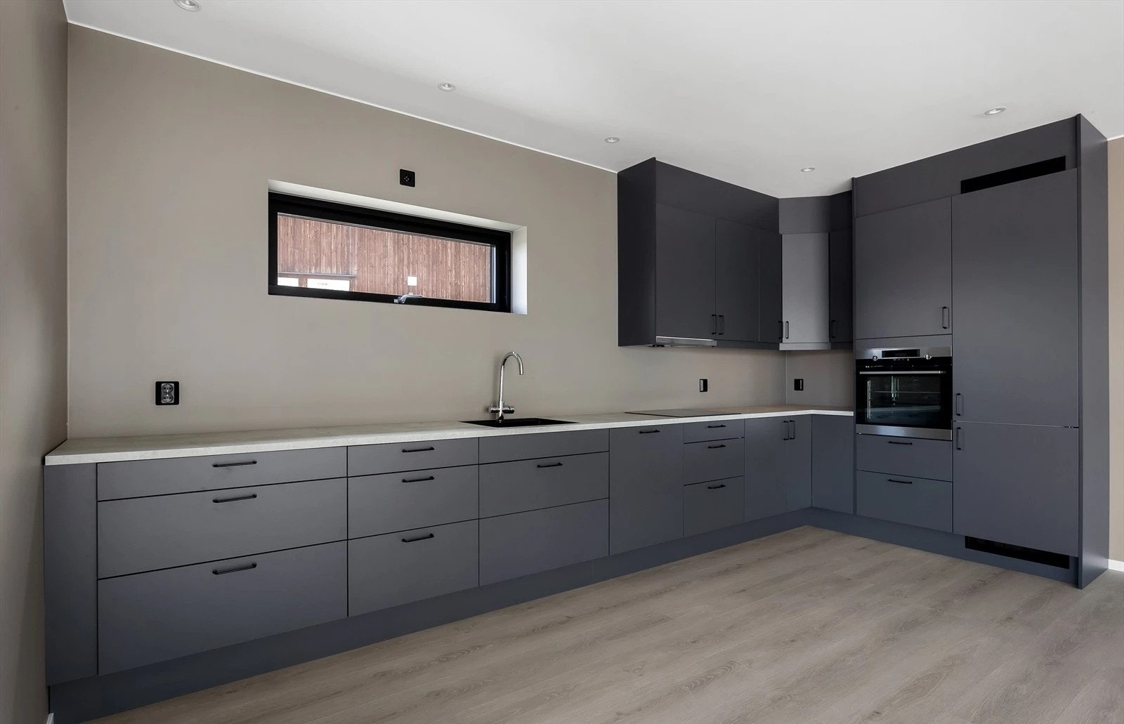 Lekkert kjøkken med integrerte hvitevarer inkludert Galleribilde