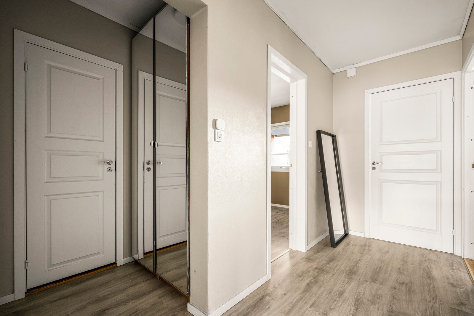 Her er det en flott laminat på gulv og malte vegger. Galleribilde