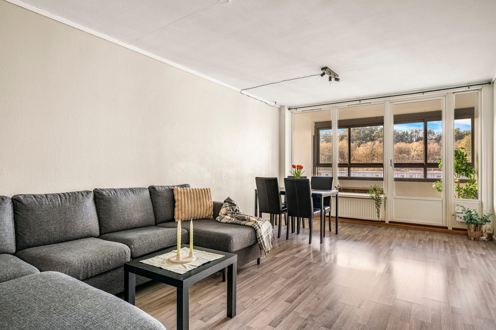 De store vindusflatene gir rikelig med lysinnslipp. Galleribilde