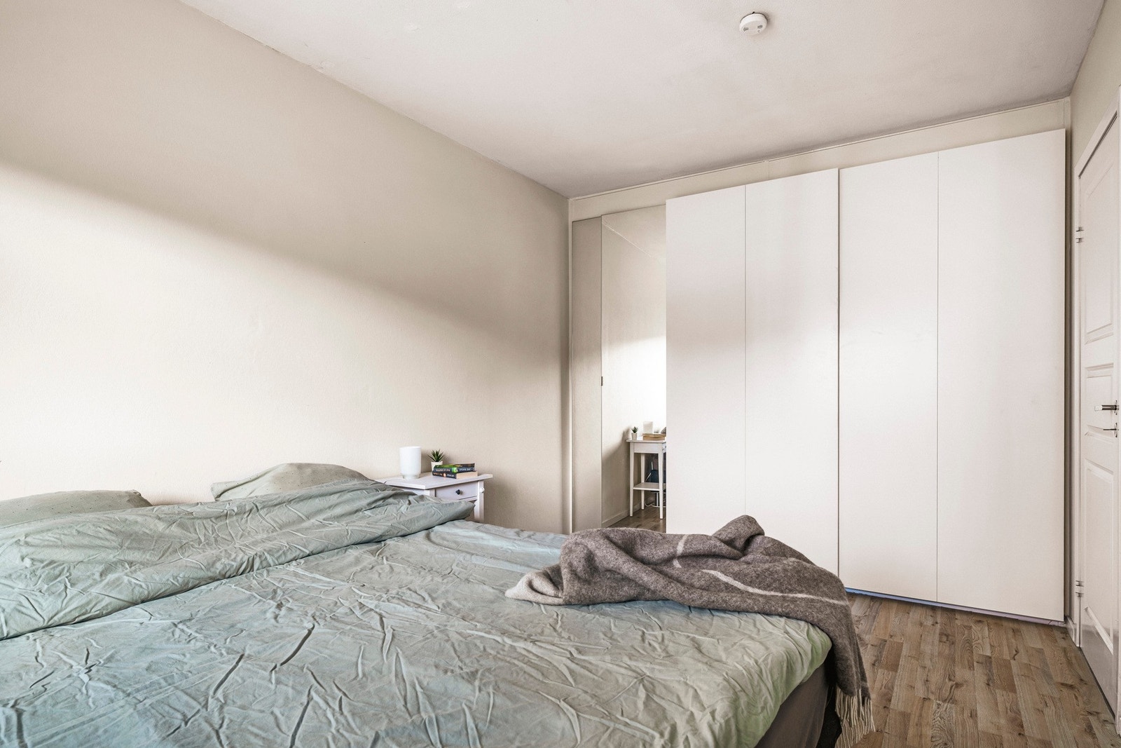 Hovedsoverommet kan innredes med dobbeltseng, nattbord og garderobeløsning. Galleribilde