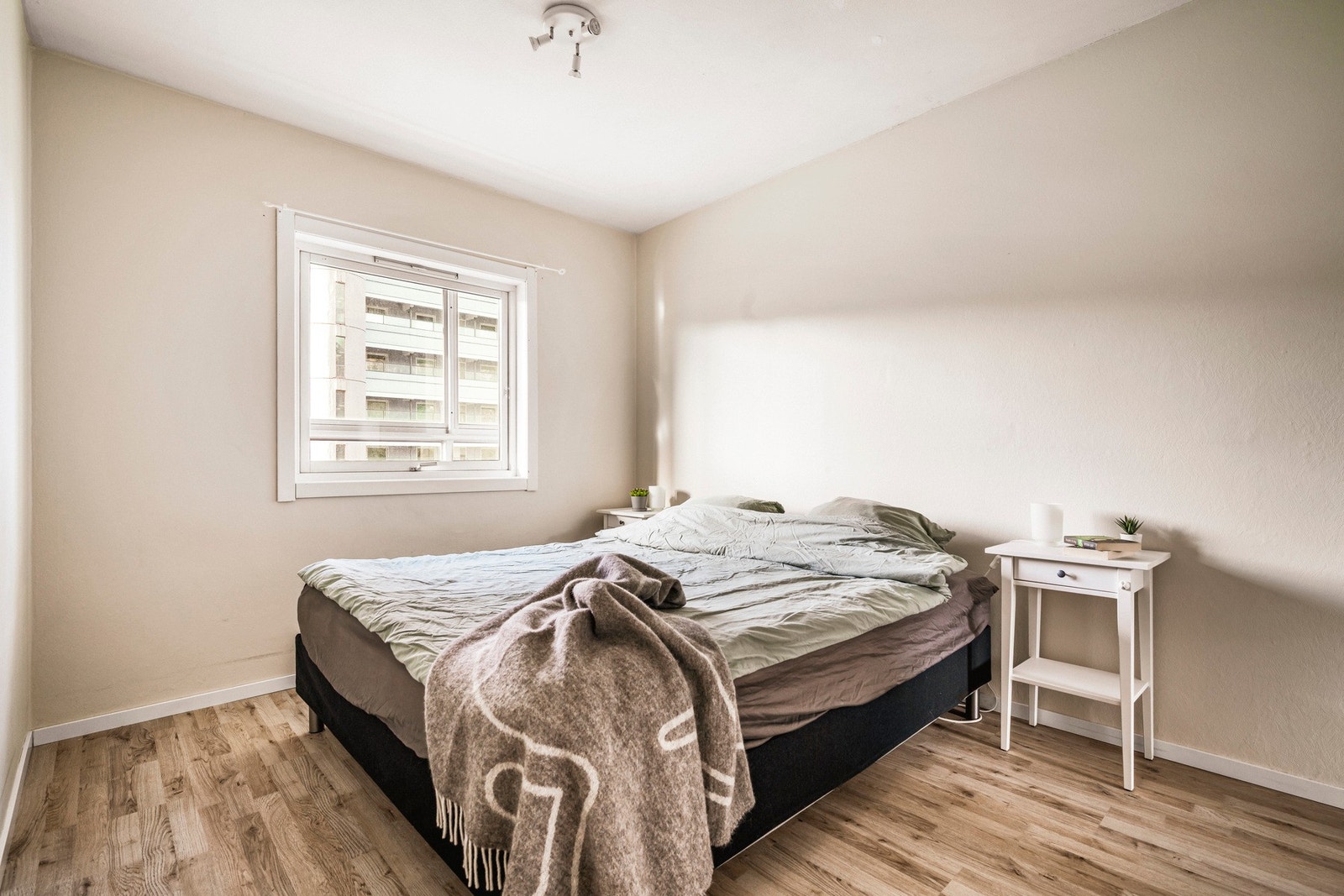 Leiligheten har to trivelige soverom på 13,6 kvm og 8,7 kvm. Galleribilde