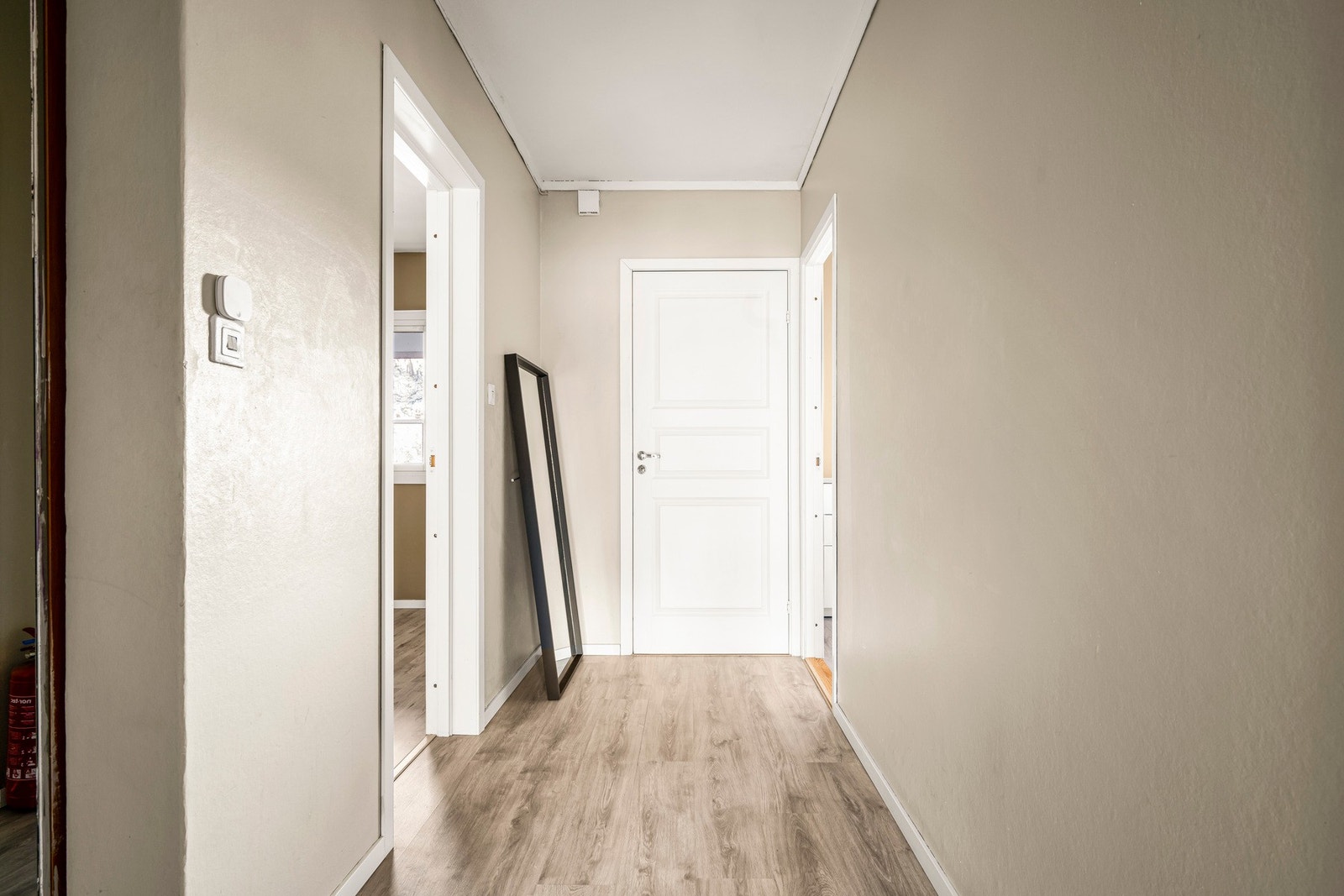 Fra entréen er det en dør inn til en lang gang på 6,6 kvm. Galleribilde