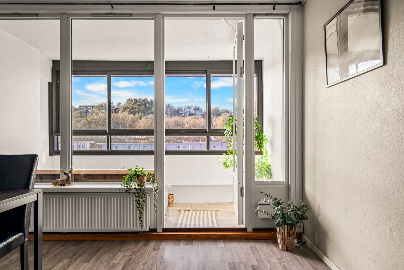 Fra stuen er det utgang til en vestvendt innglasset balkong. Galleribilde