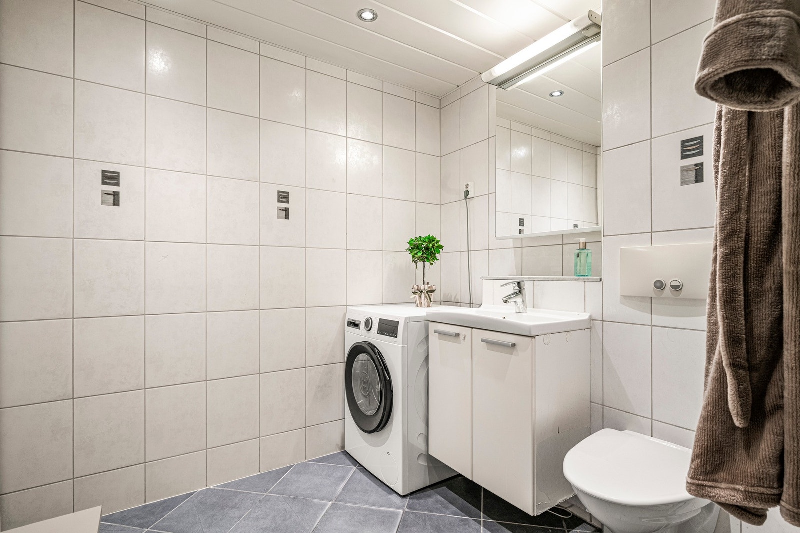 Badet har flislagte gulv og vegger, samt varmekabler i gulvet. Galleribilde