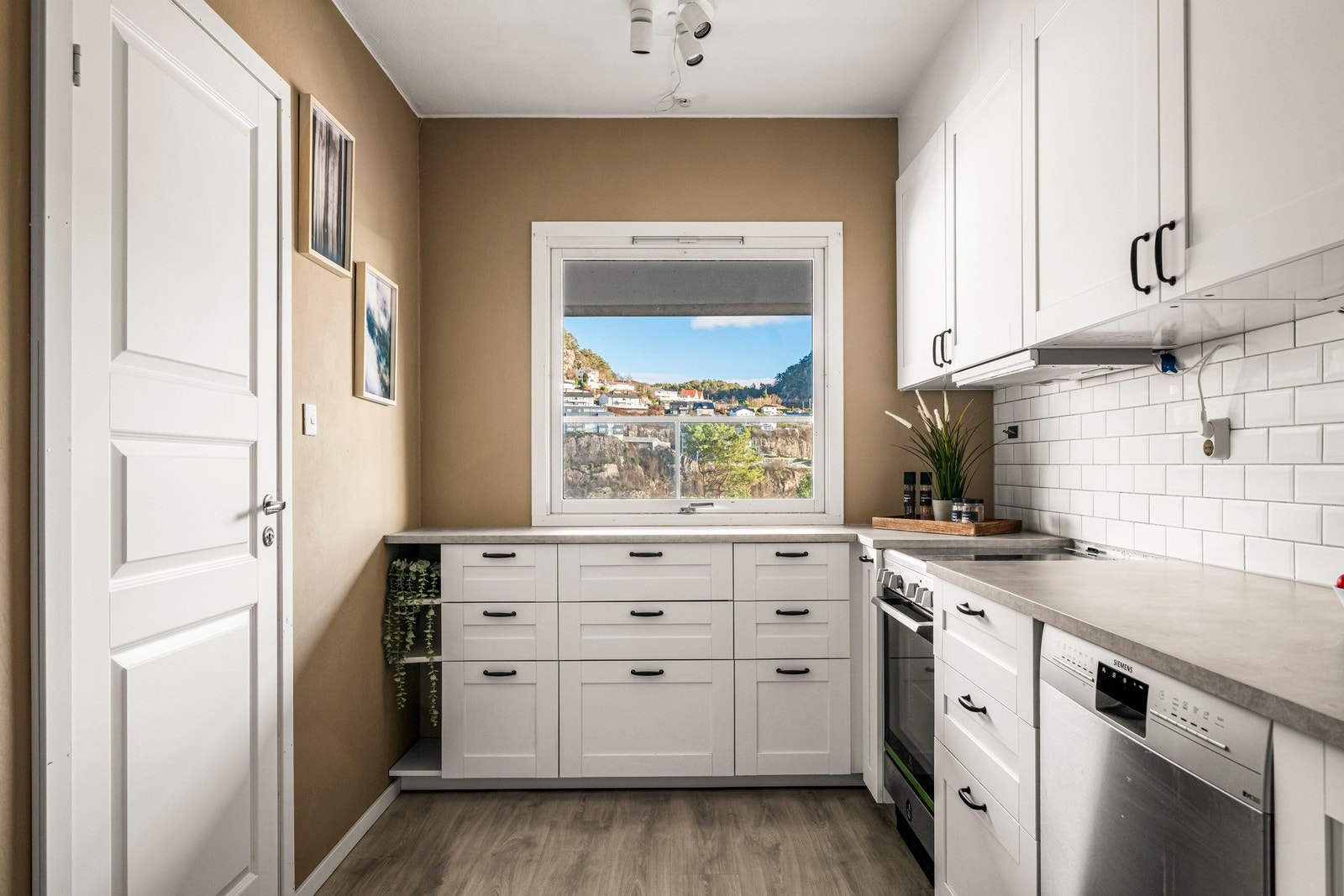 Kjøkkenet er av god størrelse og har en praktisk løsning. Galleribilde