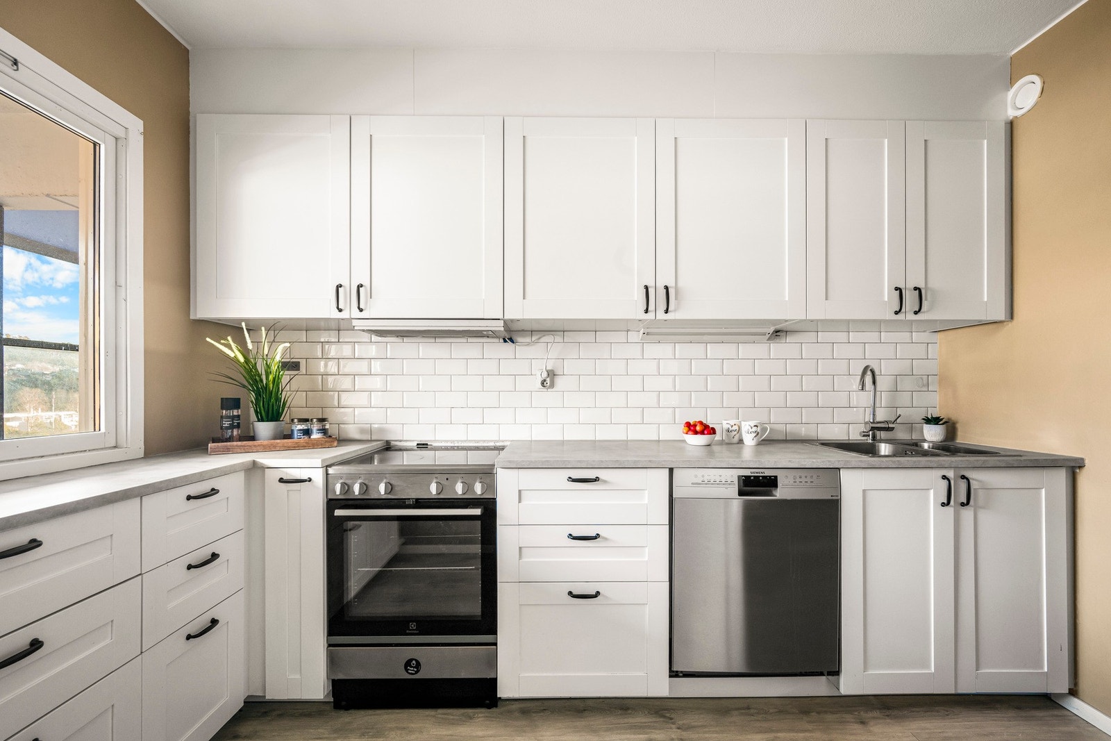 Kjøkkenet har godt med arbeids- og oppbevaringsplass. Galleribilde