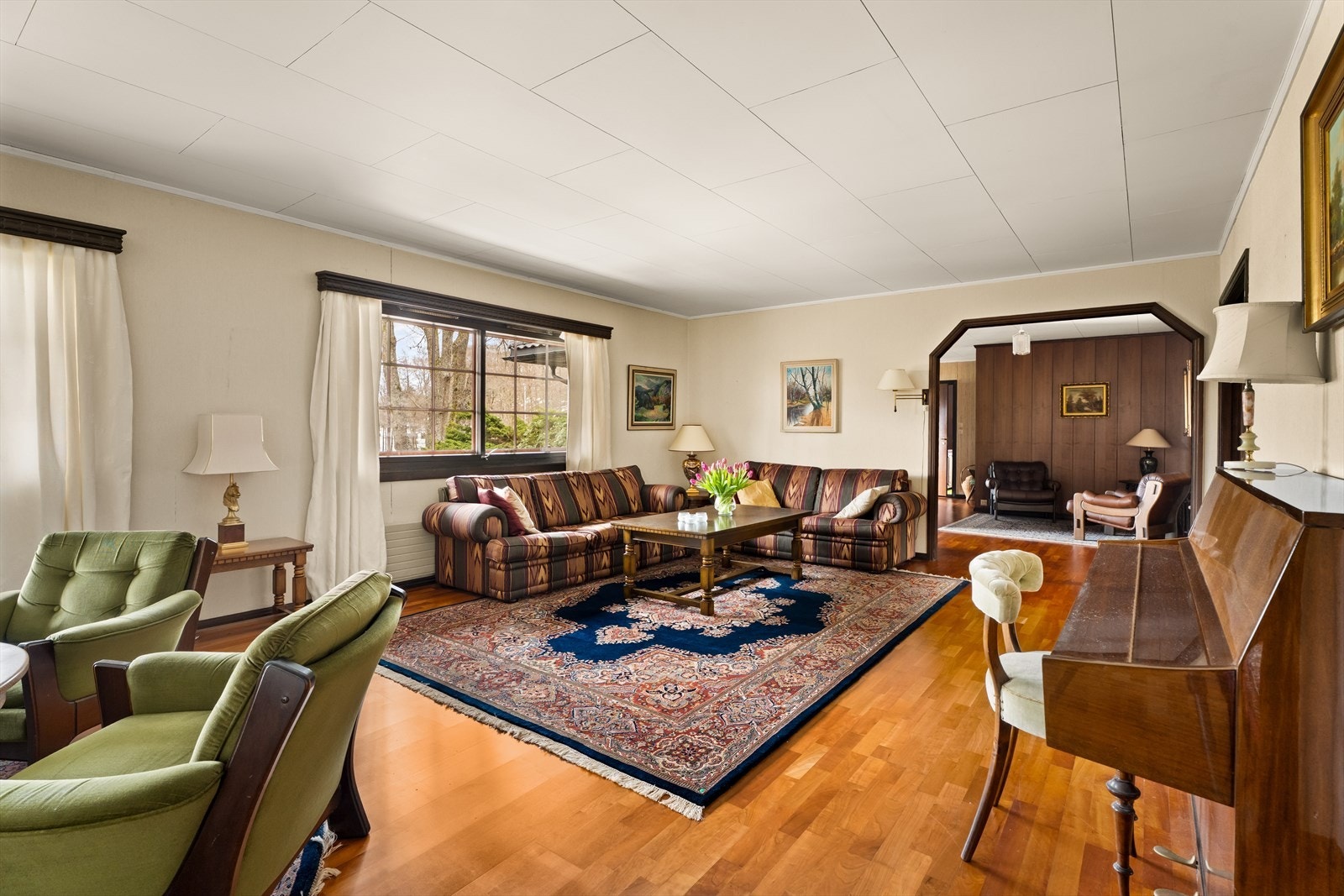 Det er store vindusflatene slipper inn rikelig med naturlig lys, som skaper en god atmosfære. Galleribilde