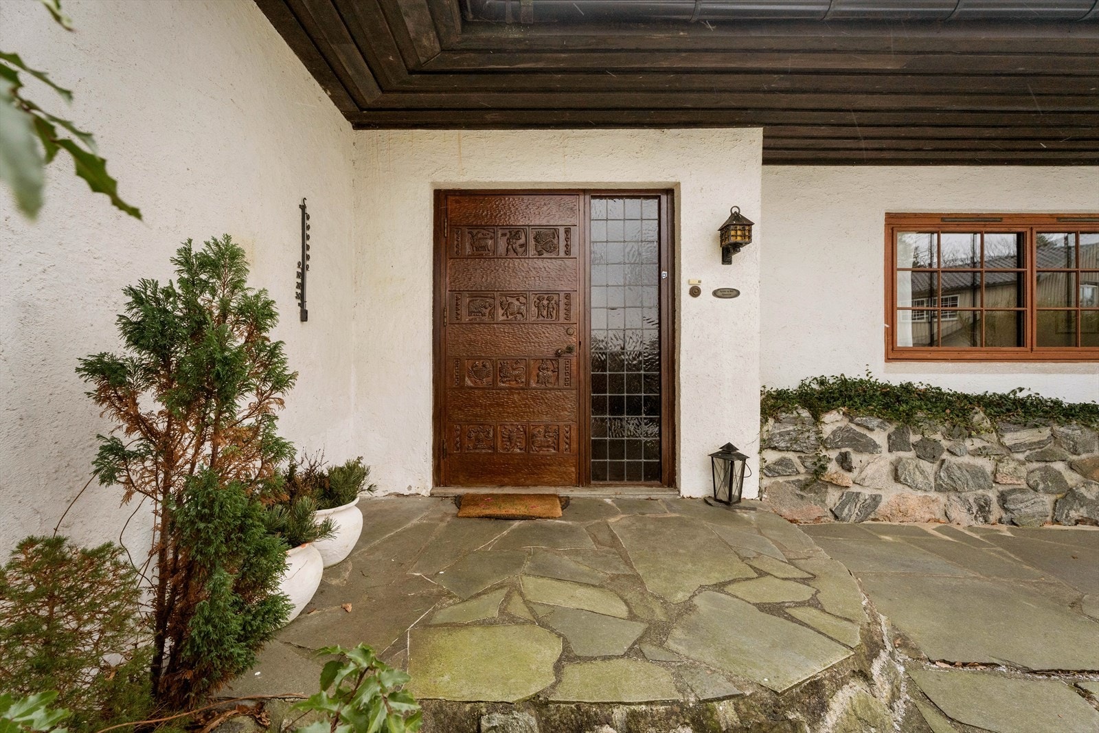 Via inngangsdøren fra Redwood ønskes du velkommen inn i en hyggelig entré med god plass til ytterklær og sko. Galleribilde