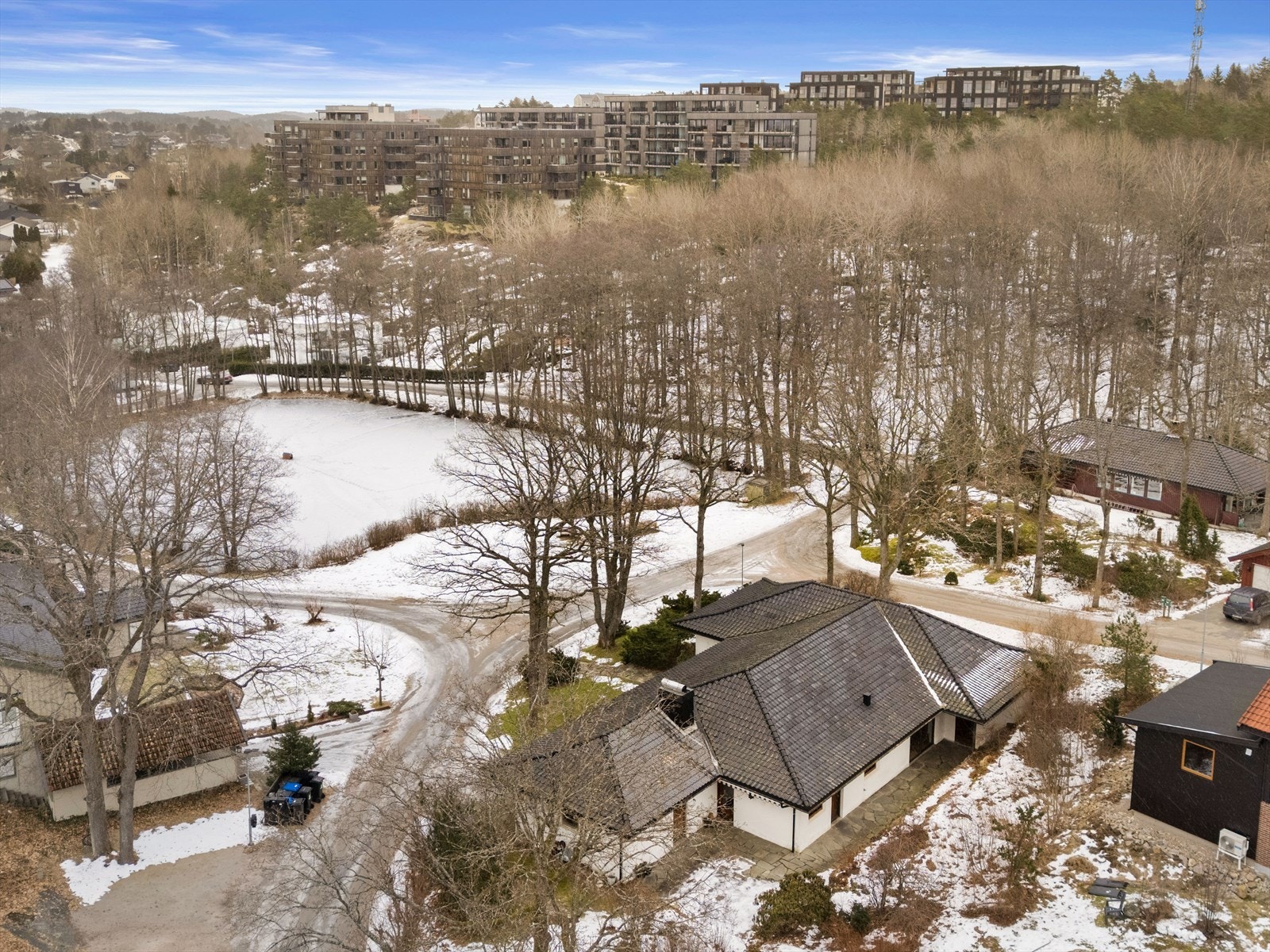 Det er kort avstand til barnehage, barne- og ungdomsskole, golf- og fotballbane, Begby Senter med dagligvare / apotek og til Gamlebyen med tur og rekreasjonsområder rundt samt gratis byferge. Galleribilde