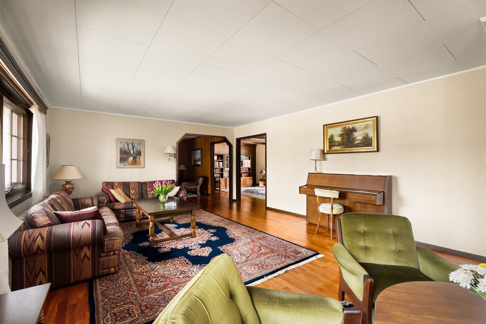 Boligen har tre sammenhengende stuer som oppleves åpne, lyse og svært romslige. De store arealene gir mange fleksible møbleringsmuligheter og god plass til både sofa-løsning, spisegruppe, TV-møblement og øvrig ønsket innredning. Galleribilde