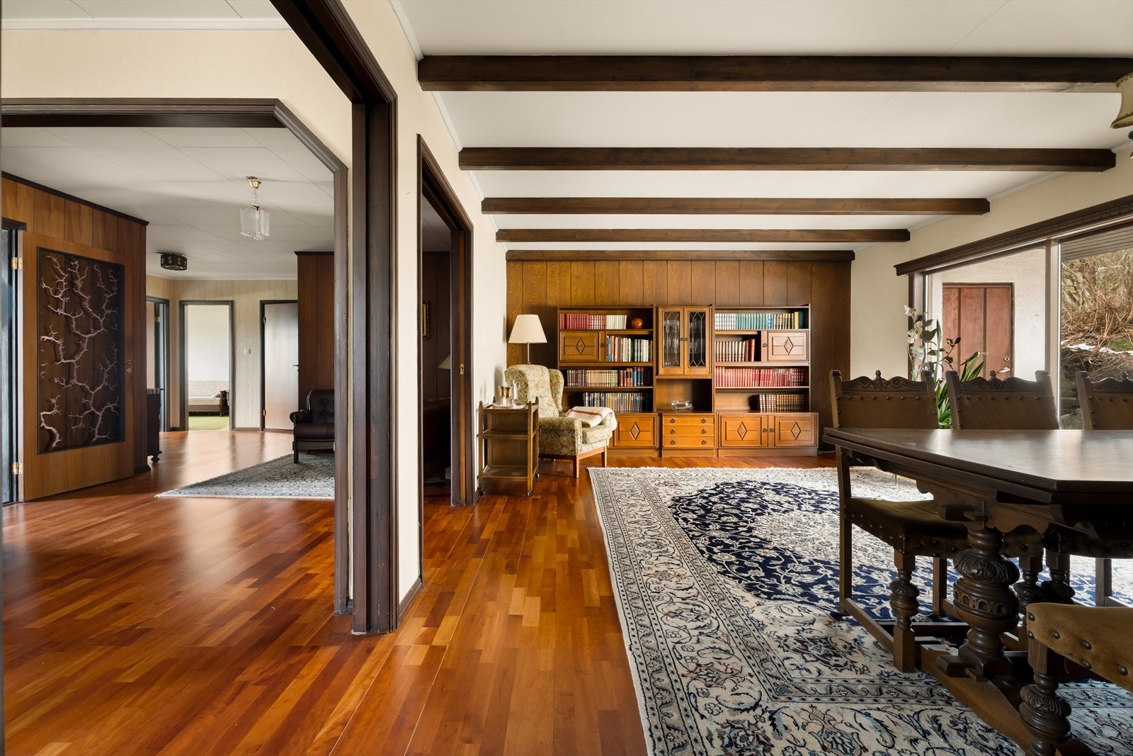 Eneboligen inneholder bl.a. kjøkken, 3 romslige stuer hvor den ene stuen har en åpen peis, 3 soverom, 2 baderom, badstu og vaskerom. Galleribilde