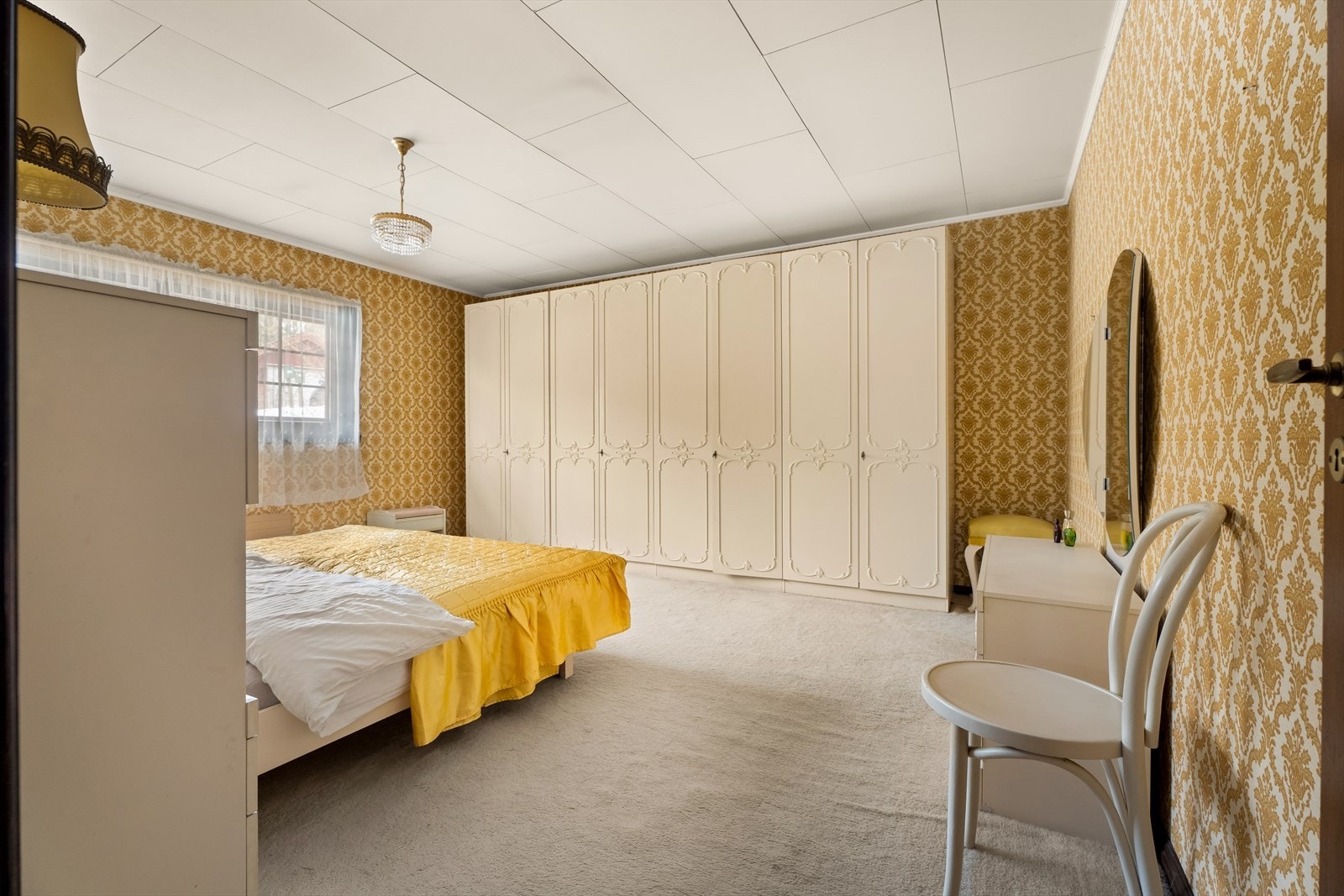 Det er rikelig med skapplass i praktisk garderobeløsning. Galleribilde