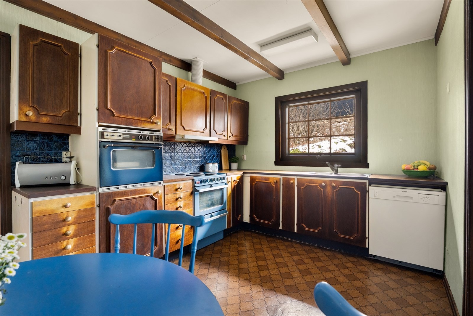 Det er utstyrt med oppvaskmaskin, komfyr med platetopp, stekeovn og kjøkkenventilator med avtrekk ut. Galleribilde