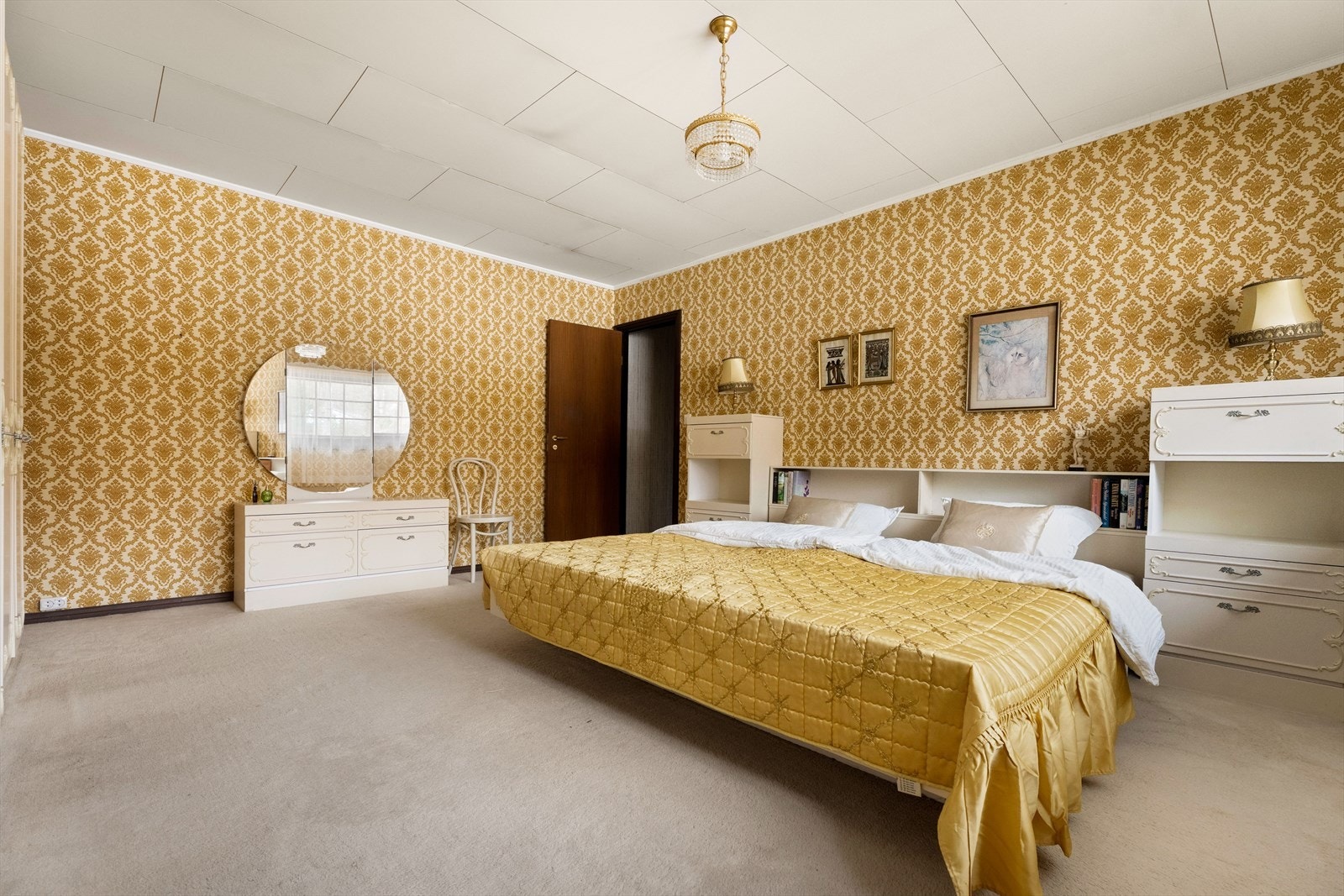 Hovedsoverommet er romslig med god plass til dobbeltseng og tilhørende møblement. Galleribilde