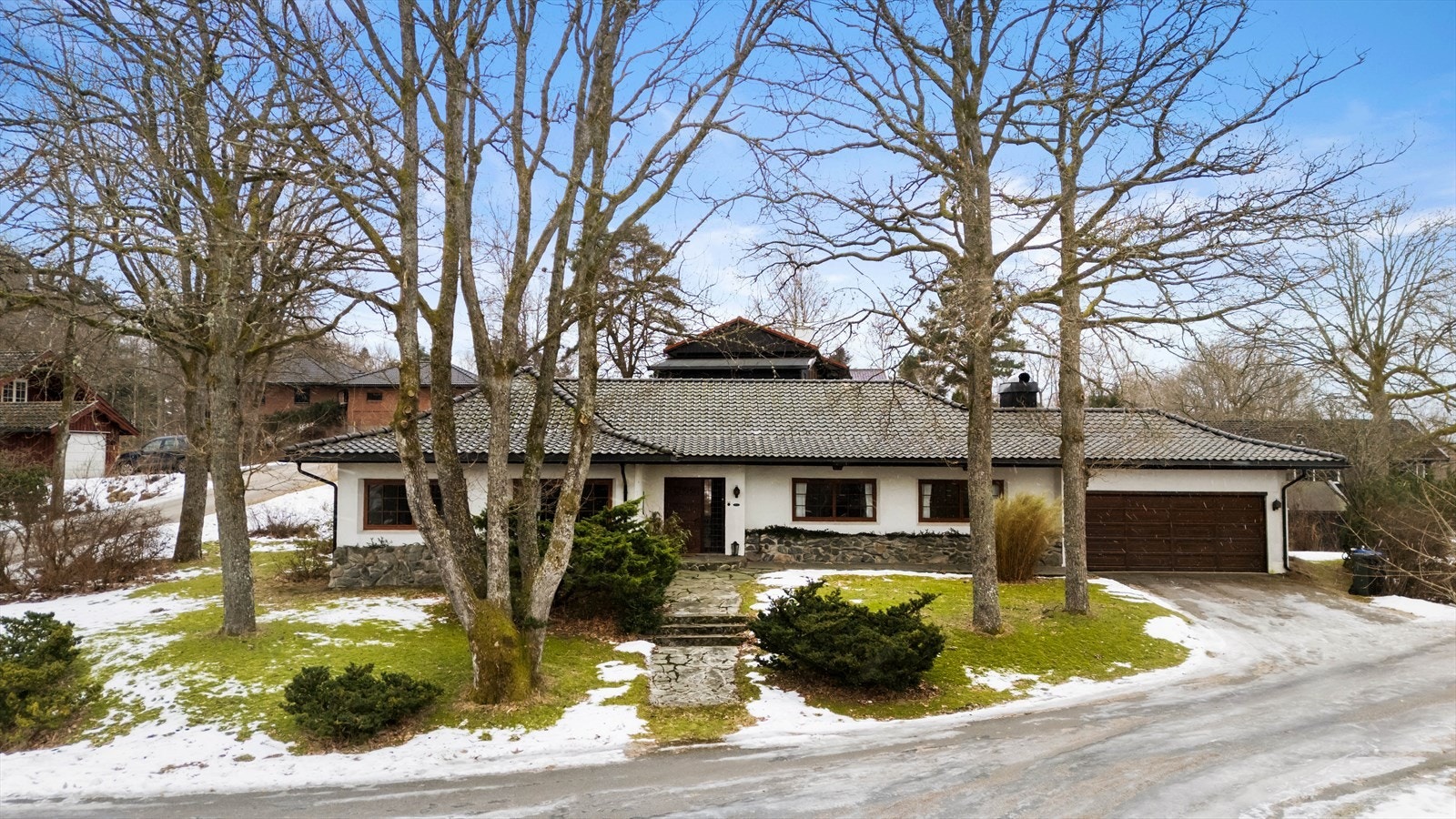 Velkommen til Løvli Terrasse 1! En eksklusiv og særegen enebolig med flotte detaljer og stort potensial. Galleribilde