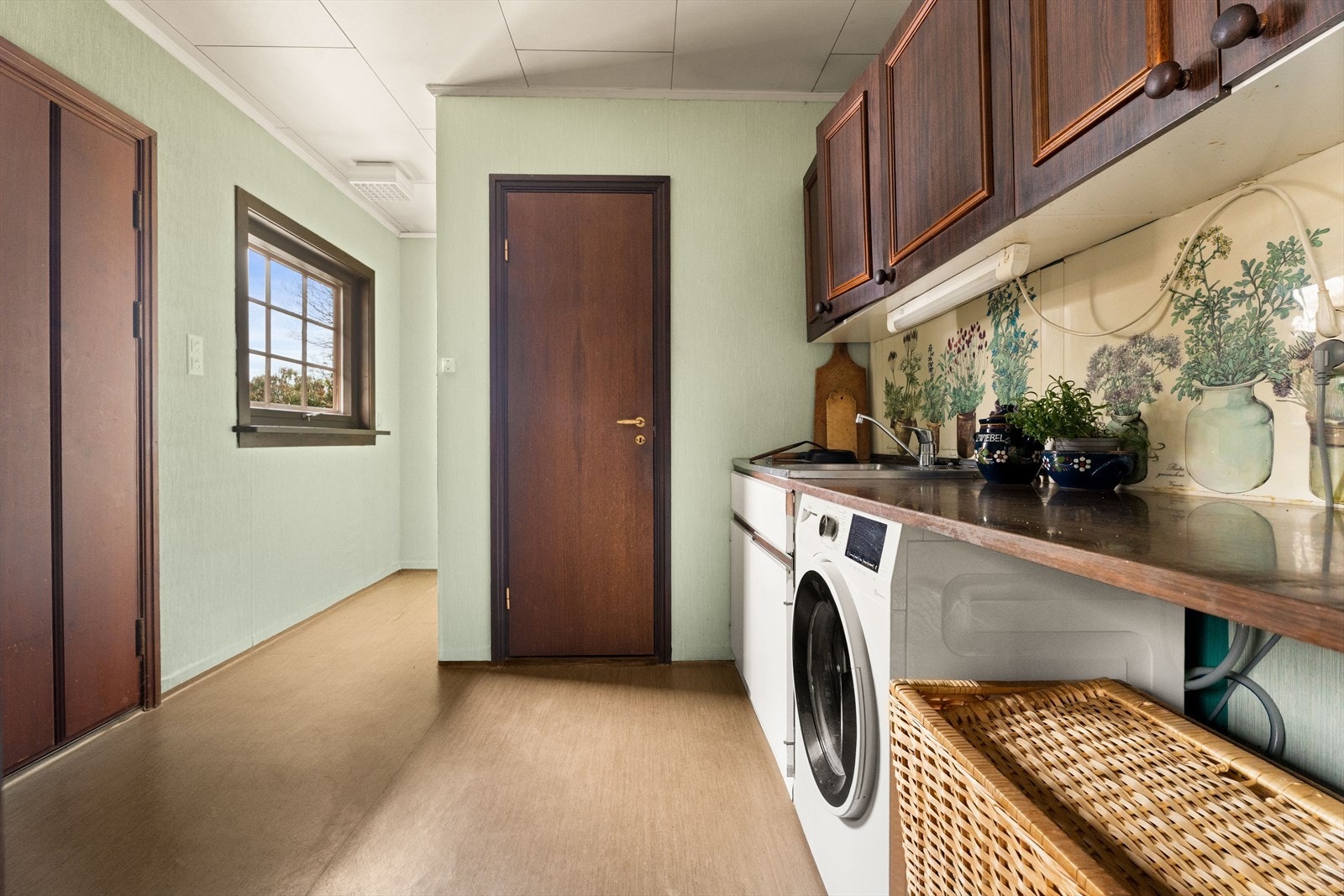 Eneboligen byr videre på et praktisk vaskerom i tilknytning til kjøkkenet. Galleribilde