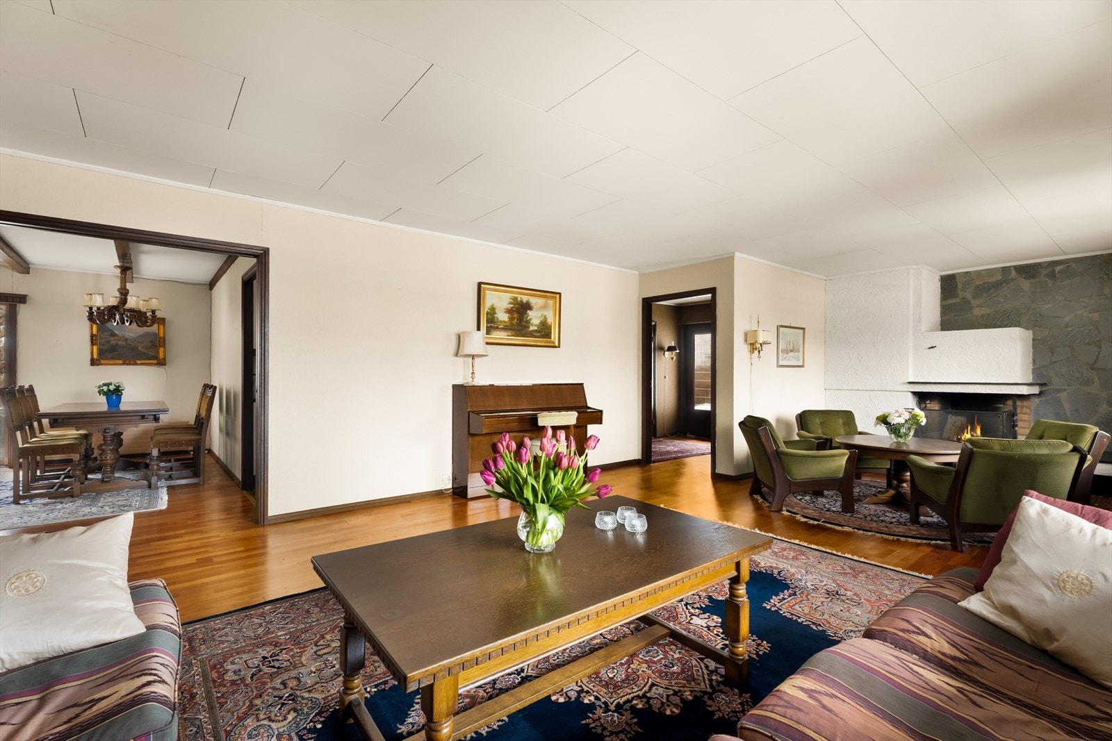 I stuen er det en åpen peis som gir godt med varme på kalde høst- og vinterdager. Galleribilde