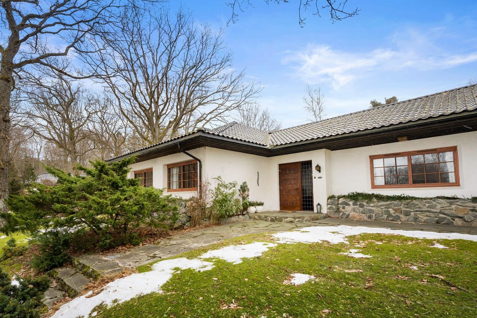 Adkomsten til boligen er via en skiferbelagt gangvei, som fører til et pent opparbeidet inngangsparti. Galleribilde