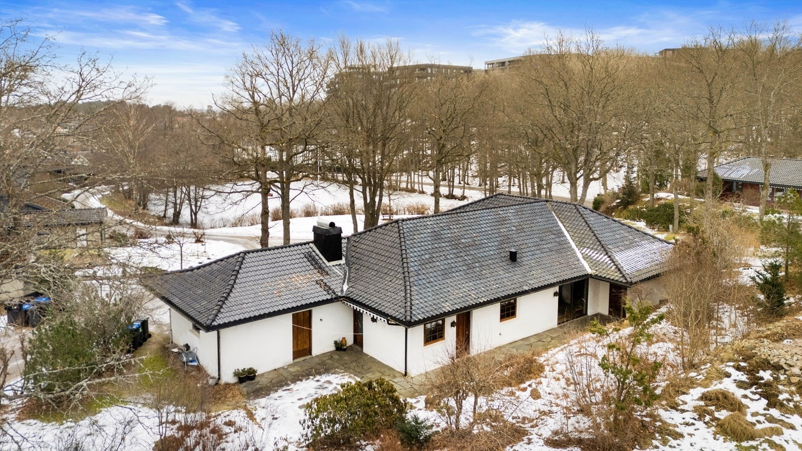 En frittliggende enebolig med svært attraktiv og barnevennlig beliggenhet på Begby, med nærhet til de fleste fasiliteter, samt tur- og rekreasjonsområder. Galleribilde