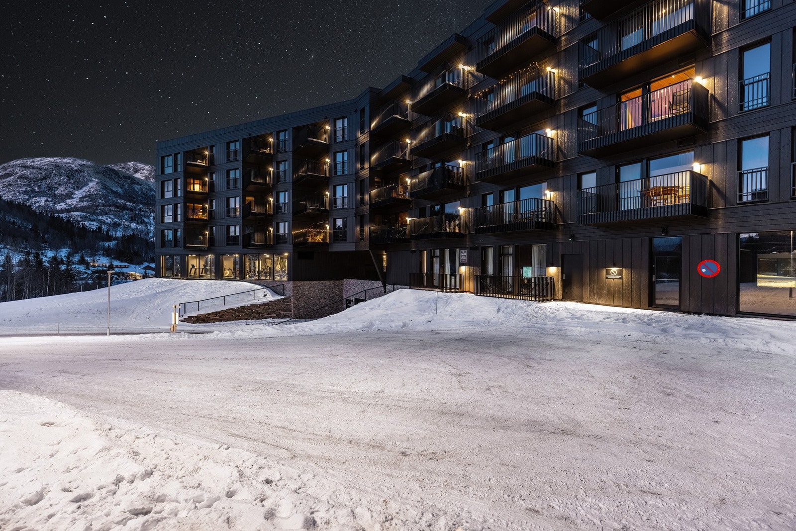 Leiligheten har parkeringsrett i stort garasjeanlegg under bygget. Galleribilde
