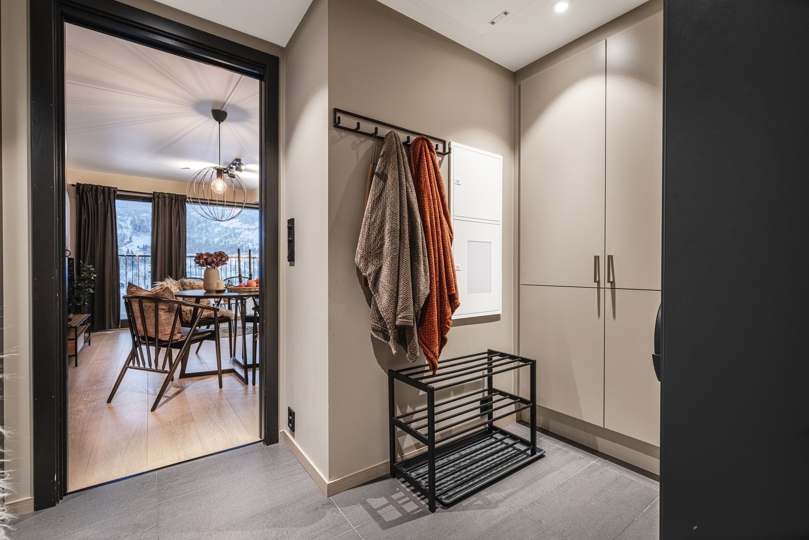 Gang med plassbygget garderobe. Galleribilde