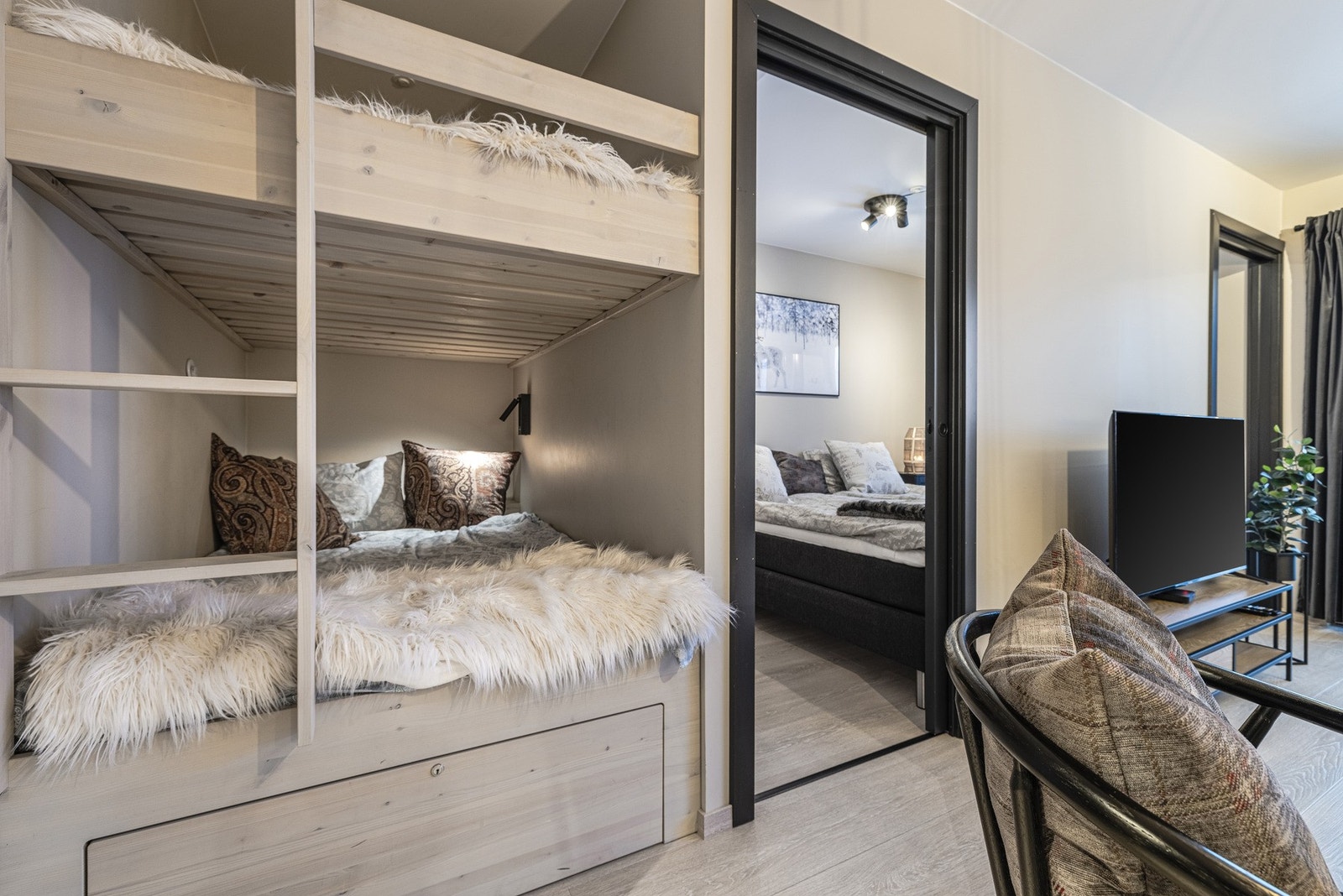 Sovealkove med fire sengeplasser og soverom med dobbel seng. Galleribilde