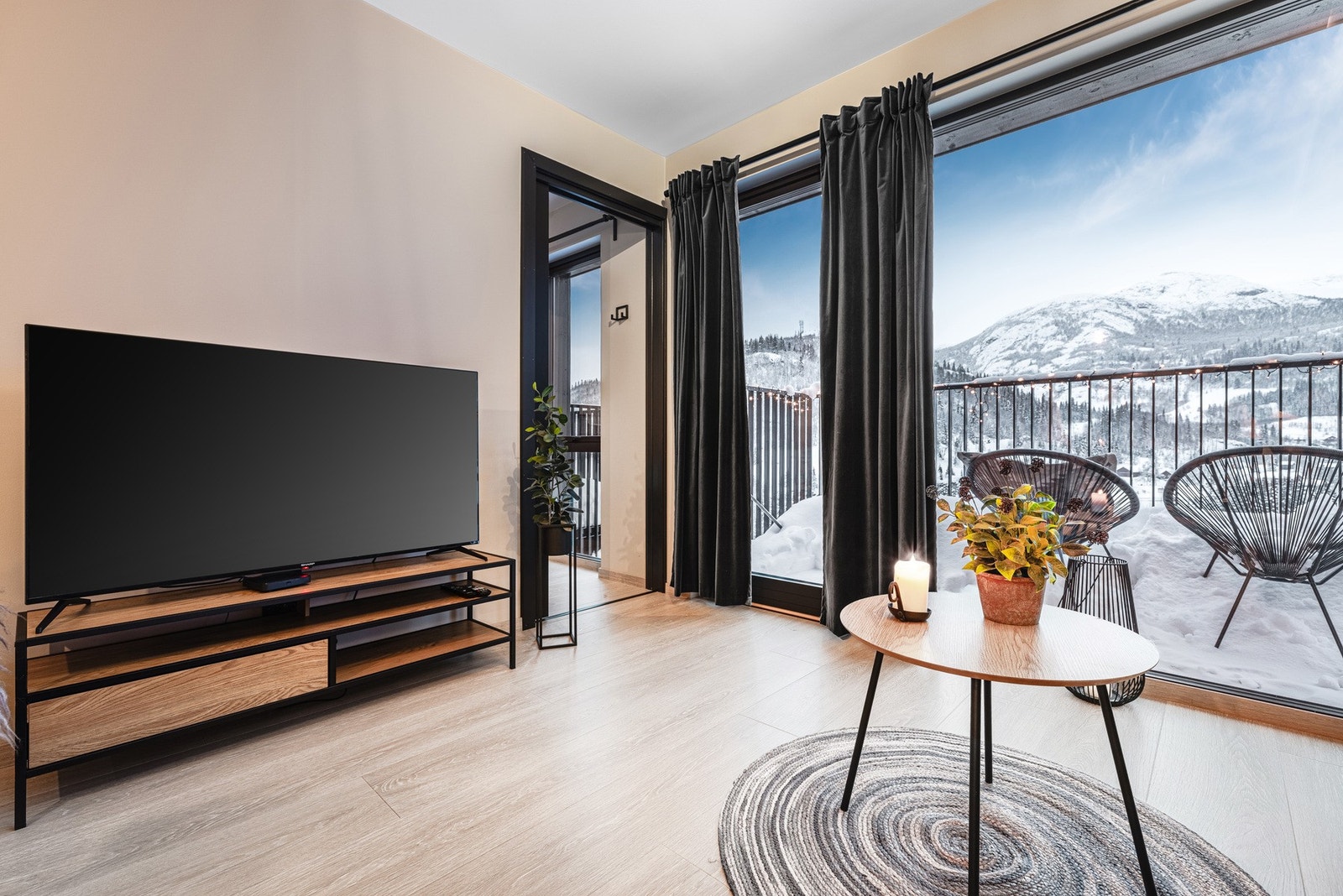 Utsikt fra stue mot Nordfjellene i dag. Galleribilde