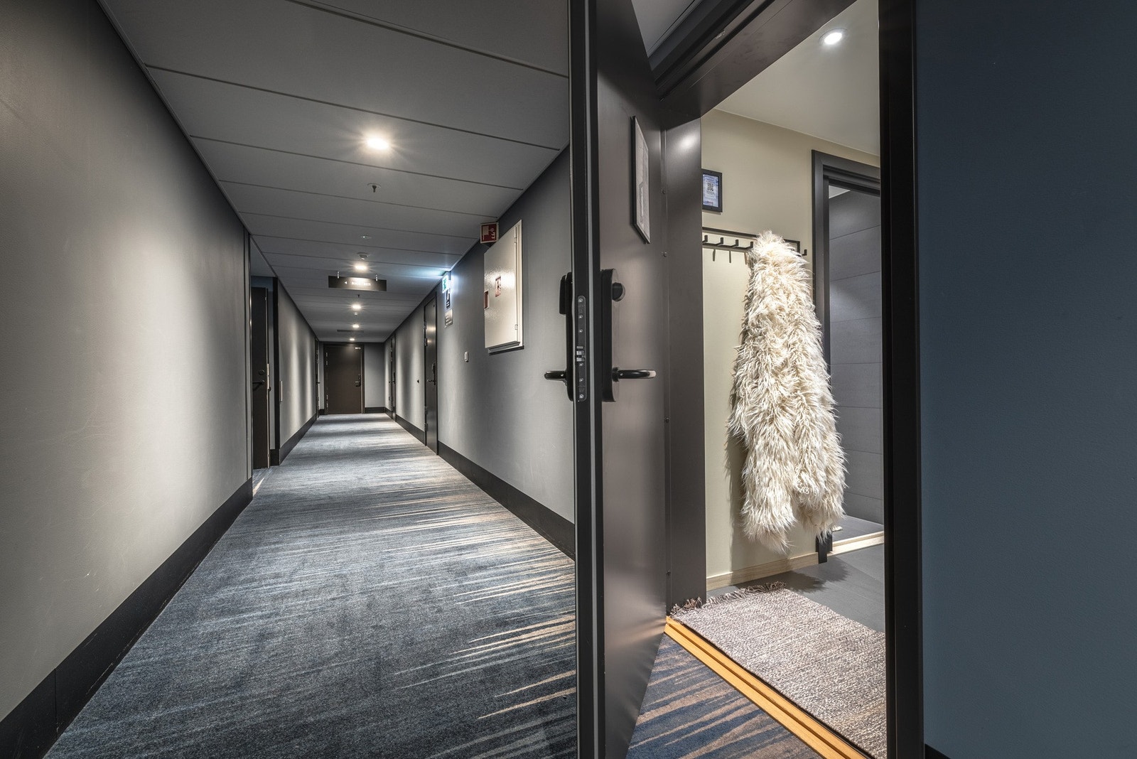 Inngang fra fellesområder til leiligheten. Galleribilde