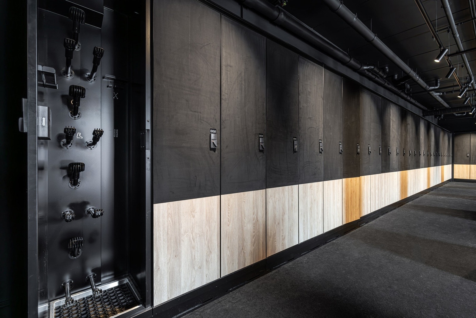 Skistall. Her har leiligheten skiskap med støveltørker, hjelmholder og skiholder. Galleribilde