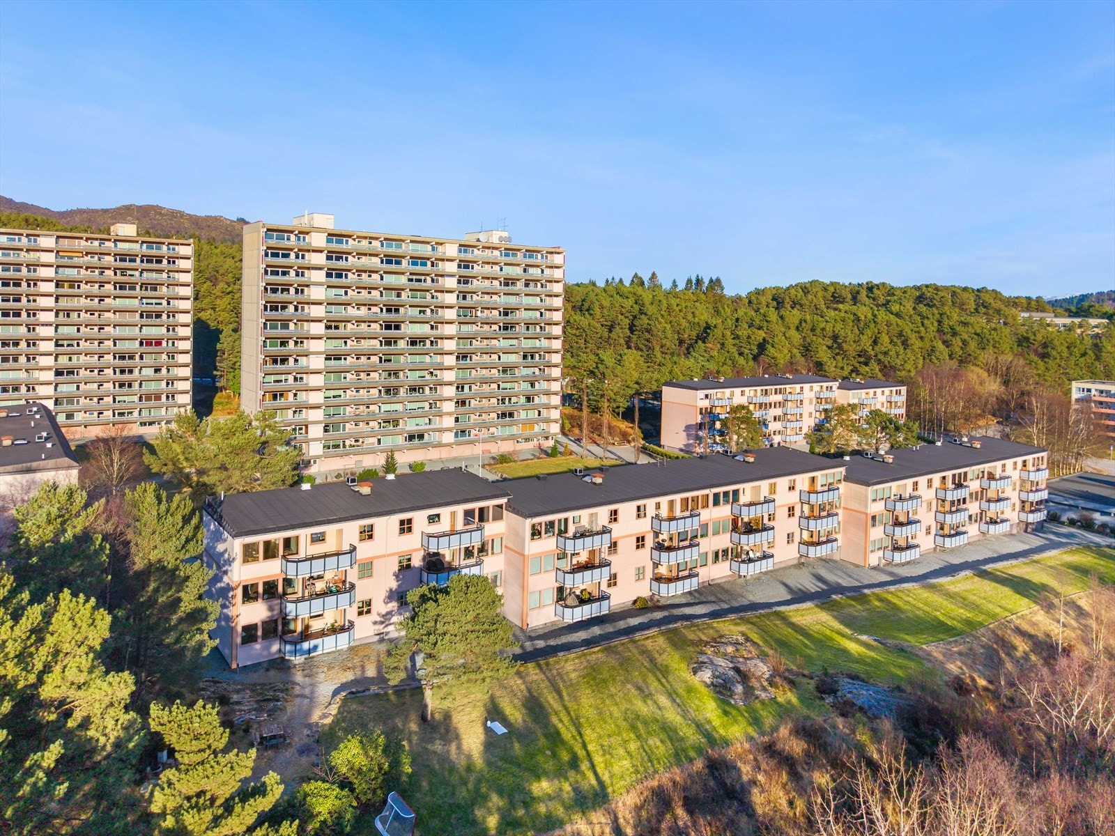 Hjertelig velkommen til visning i Myrdalskogen 10! En flott andelsleilighet i 1 etasje med enkel adkomst. Leiligheten presenteres av Eiendomsmegler Norge v/Hans Petter Midbrød. Galleribilde