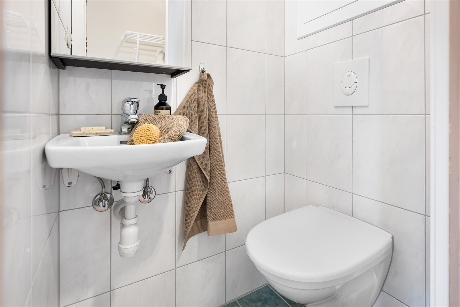 Det er separat wc med vegghengt toalett og servant. Galleribilde