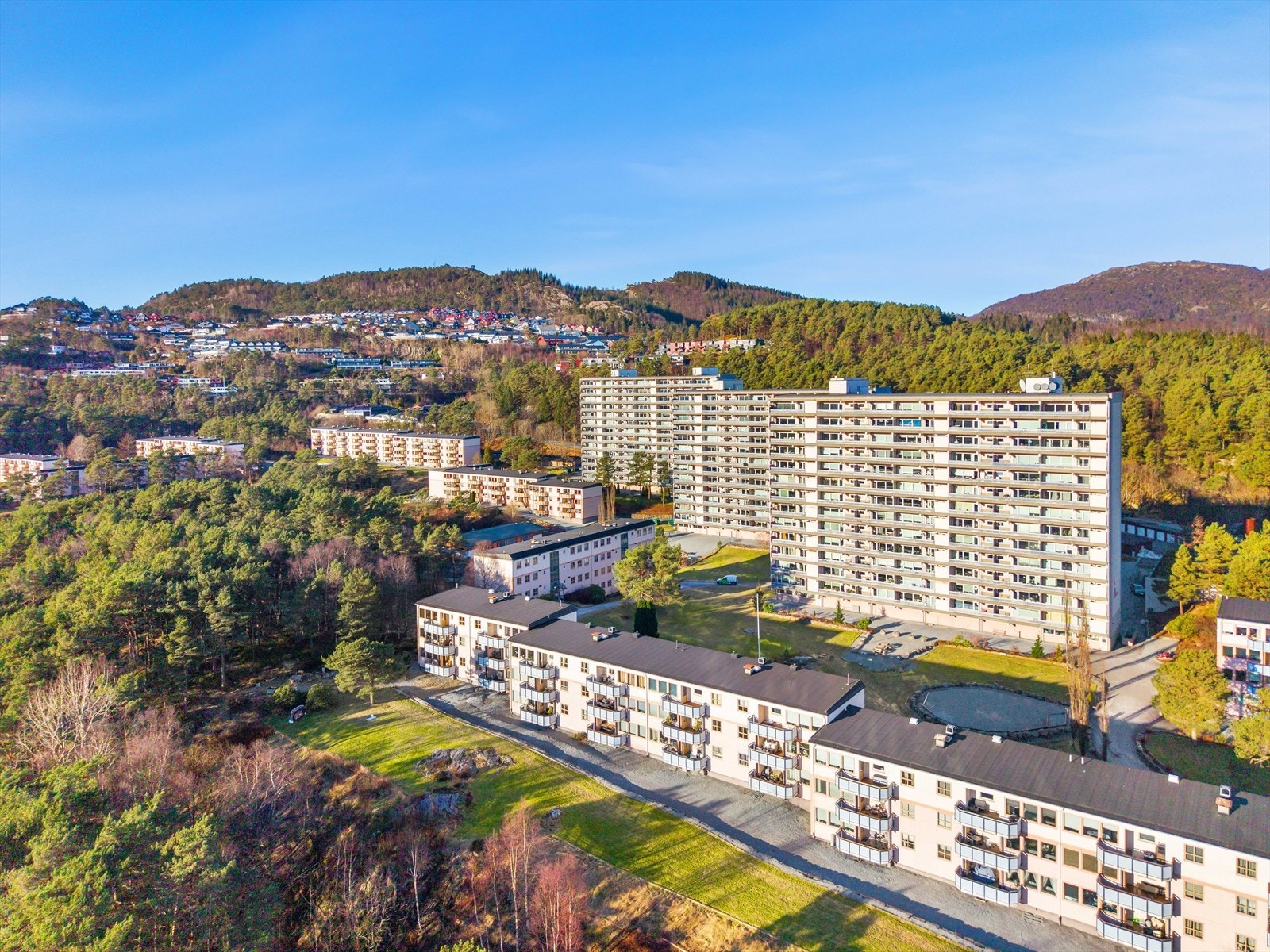 Borettslaget er stort og veldrevet. Her har man fine fellesarealer med gressplener og lekeplasser med mer. Galleribilde