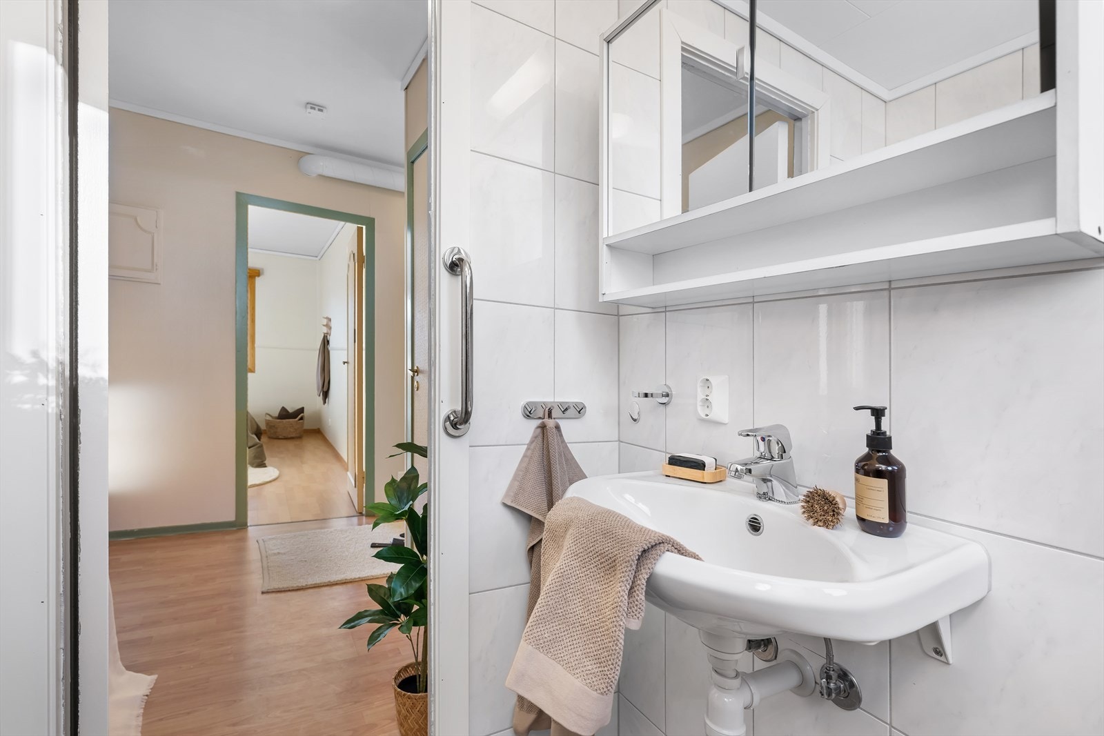 Helfliset bad med innredning som dusjhjørne og servant. Galleribilde