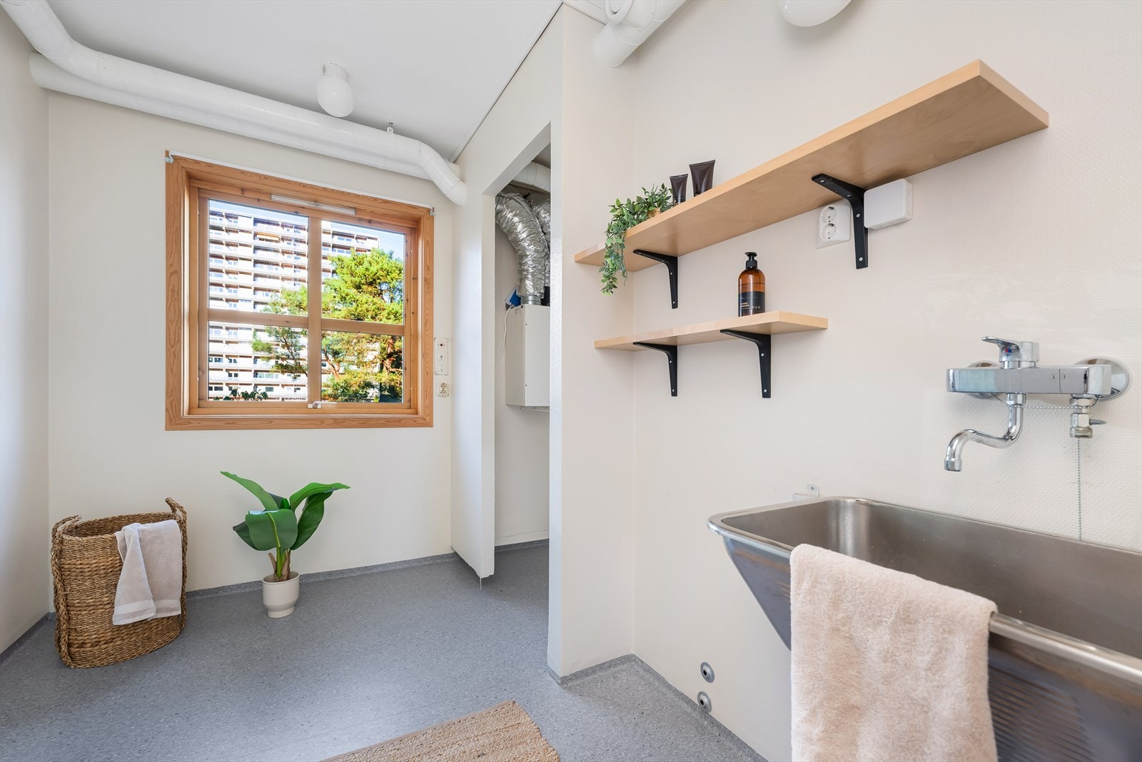 Leiligheten har også et stort og praktisk vaskerom. Galleribilde