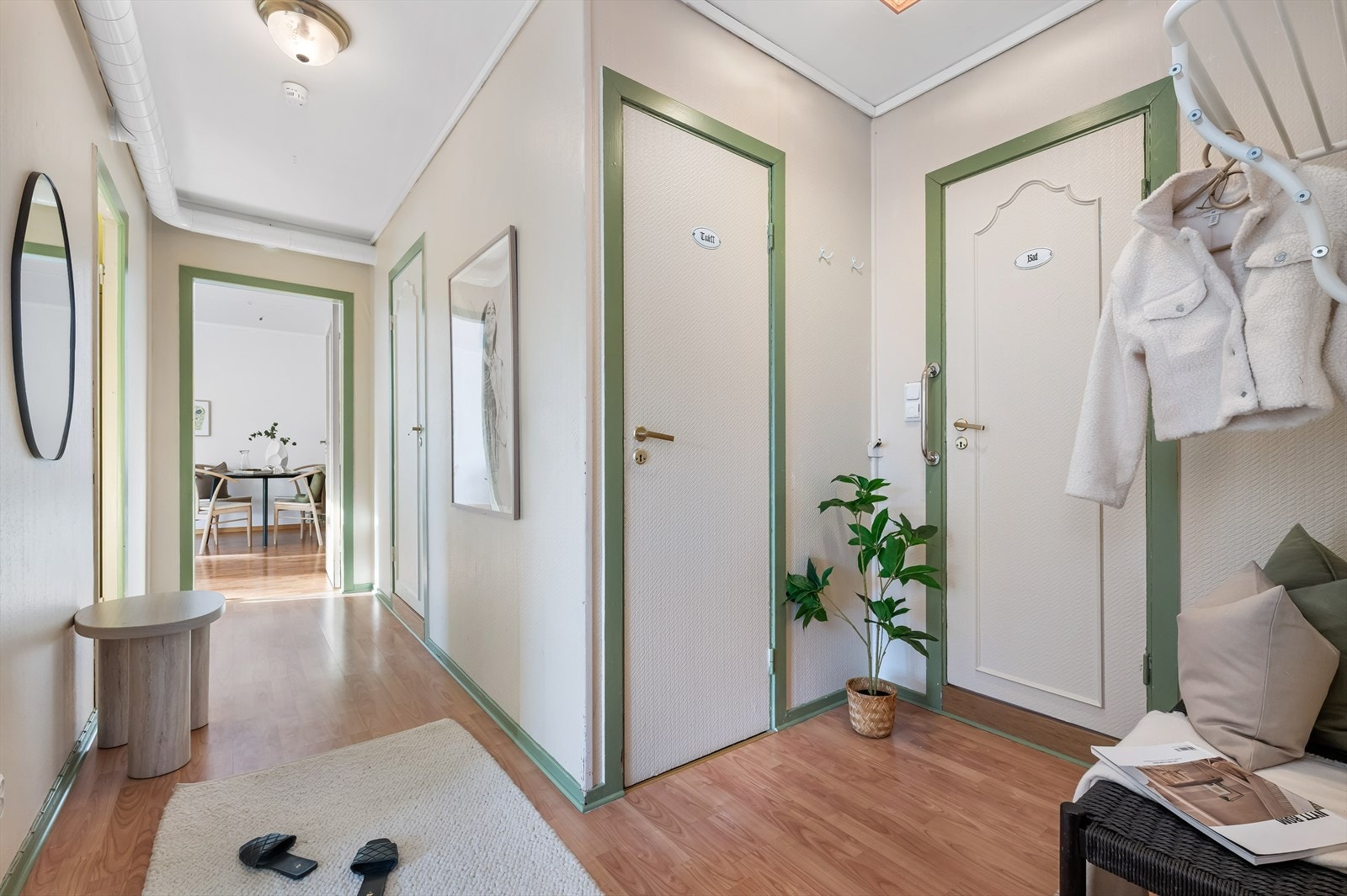 Romslig entré/gang med god plass for yttertøy. Galleribilde