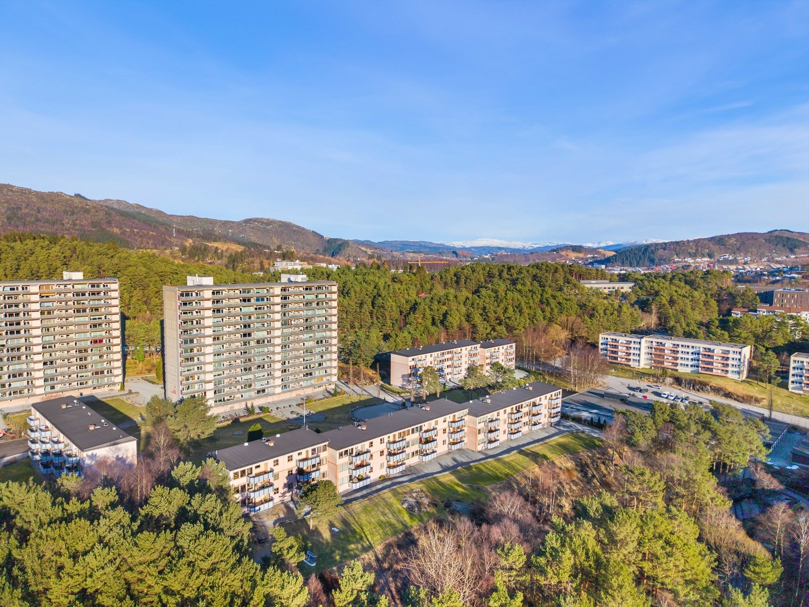 Fra inngangsdøren er det ikke mange meters gange til nærmeste dagligvarebutikk. Galleribilde